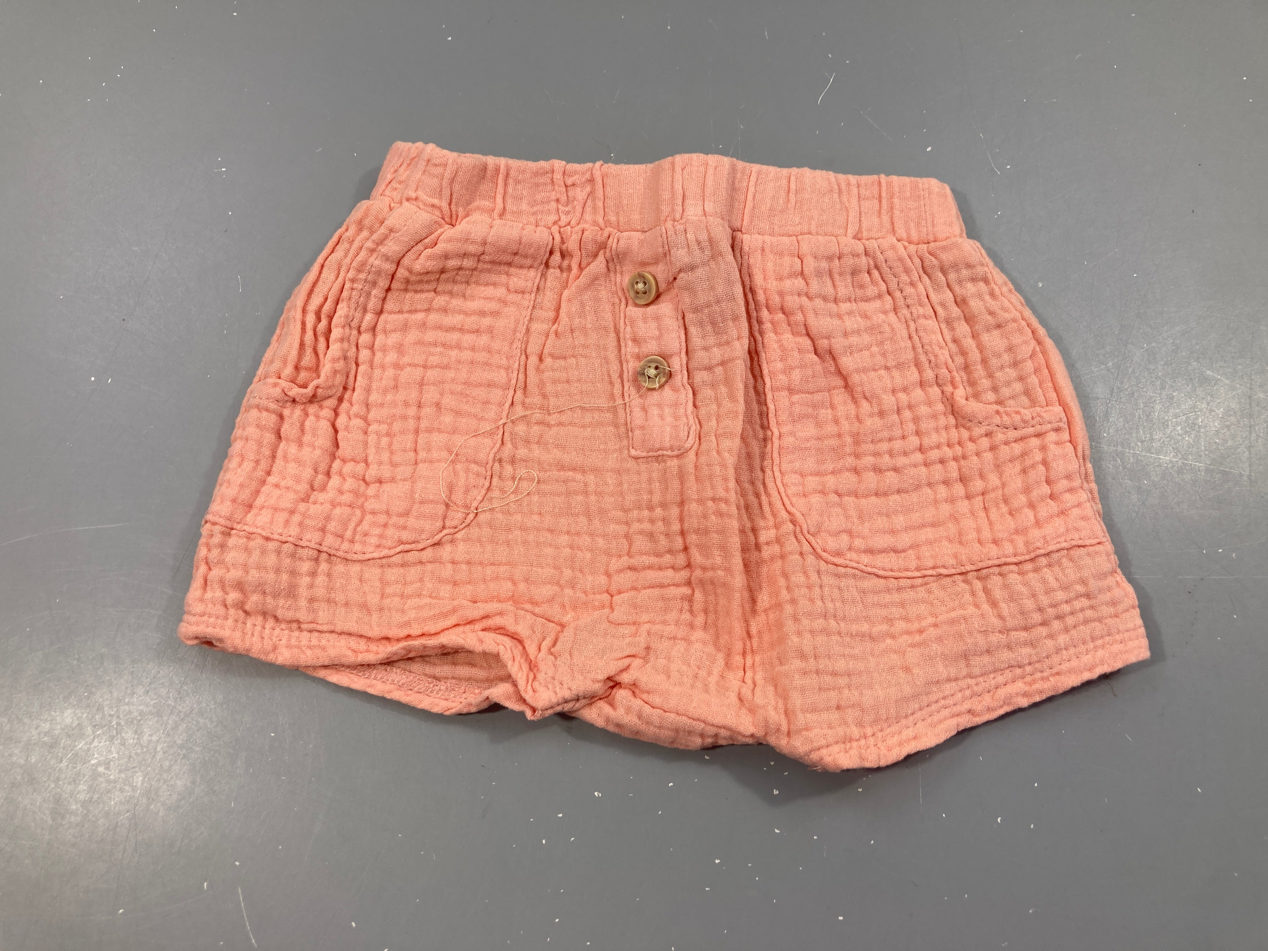 Short gaze de coton rose boutons