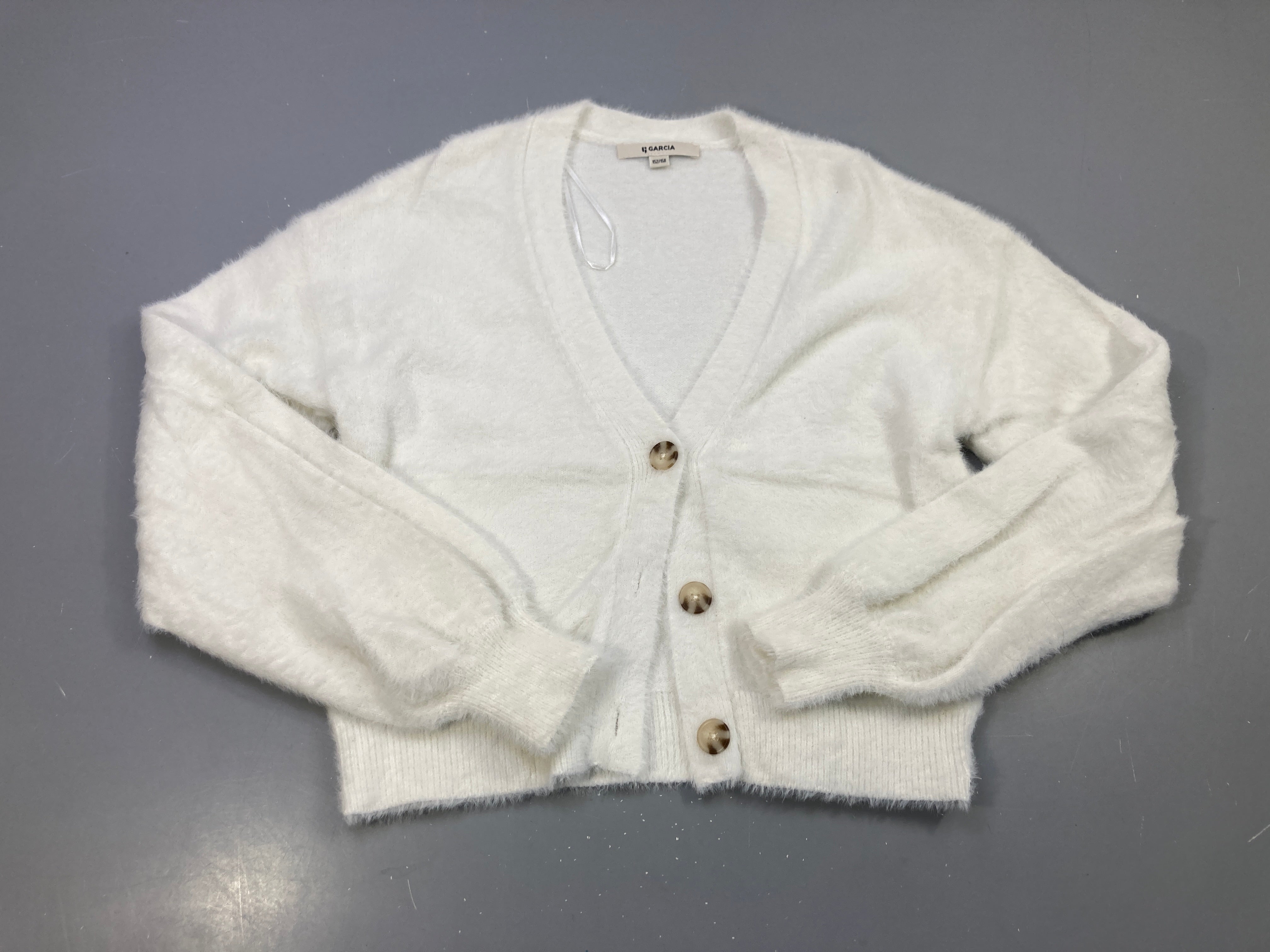 Gilet écru duveteux boutonné, manches bouffantes