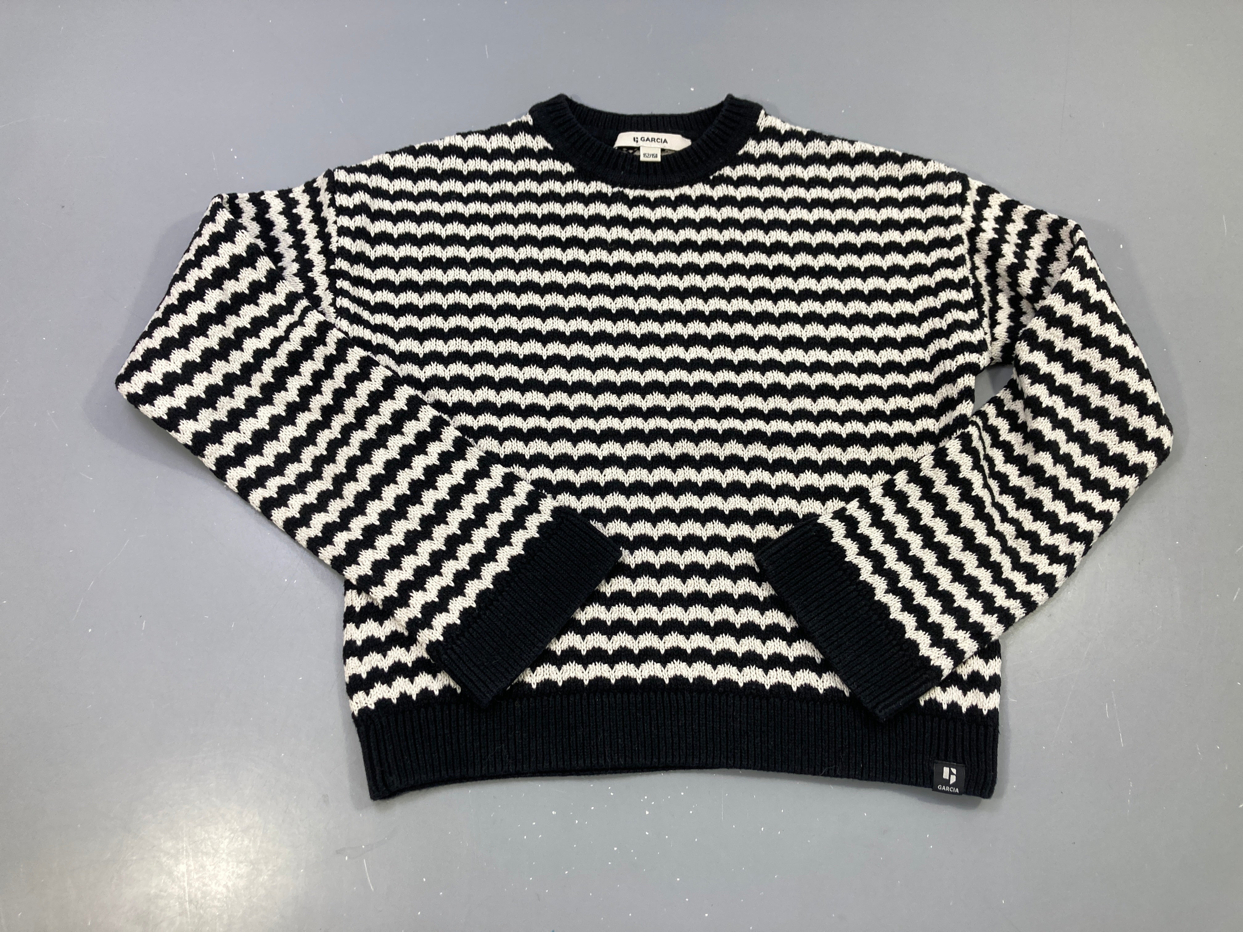 Pull noir et blanc rayures vagues, grosse maille