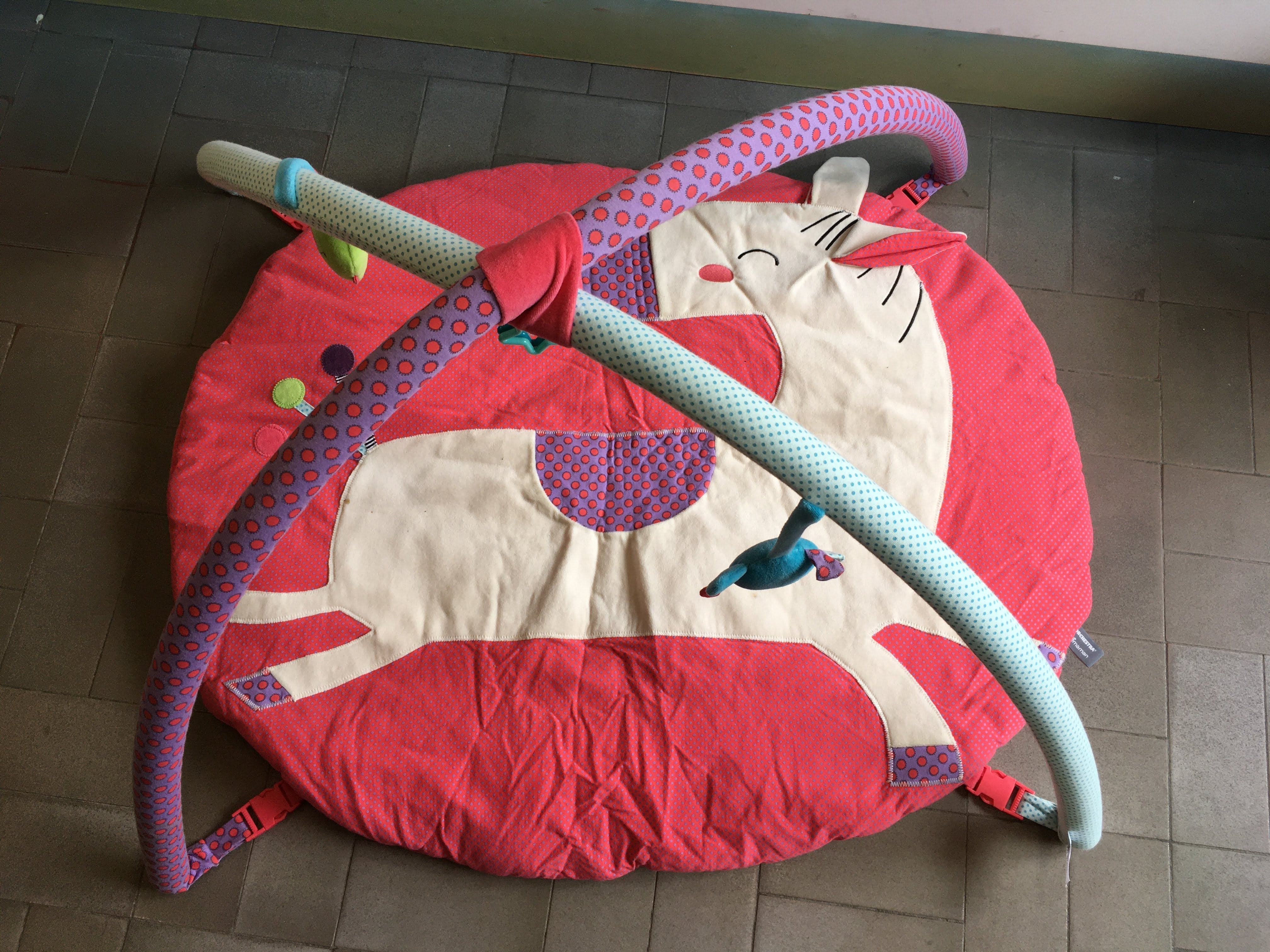 Tapis d'éveil rose cheval, un peu taché