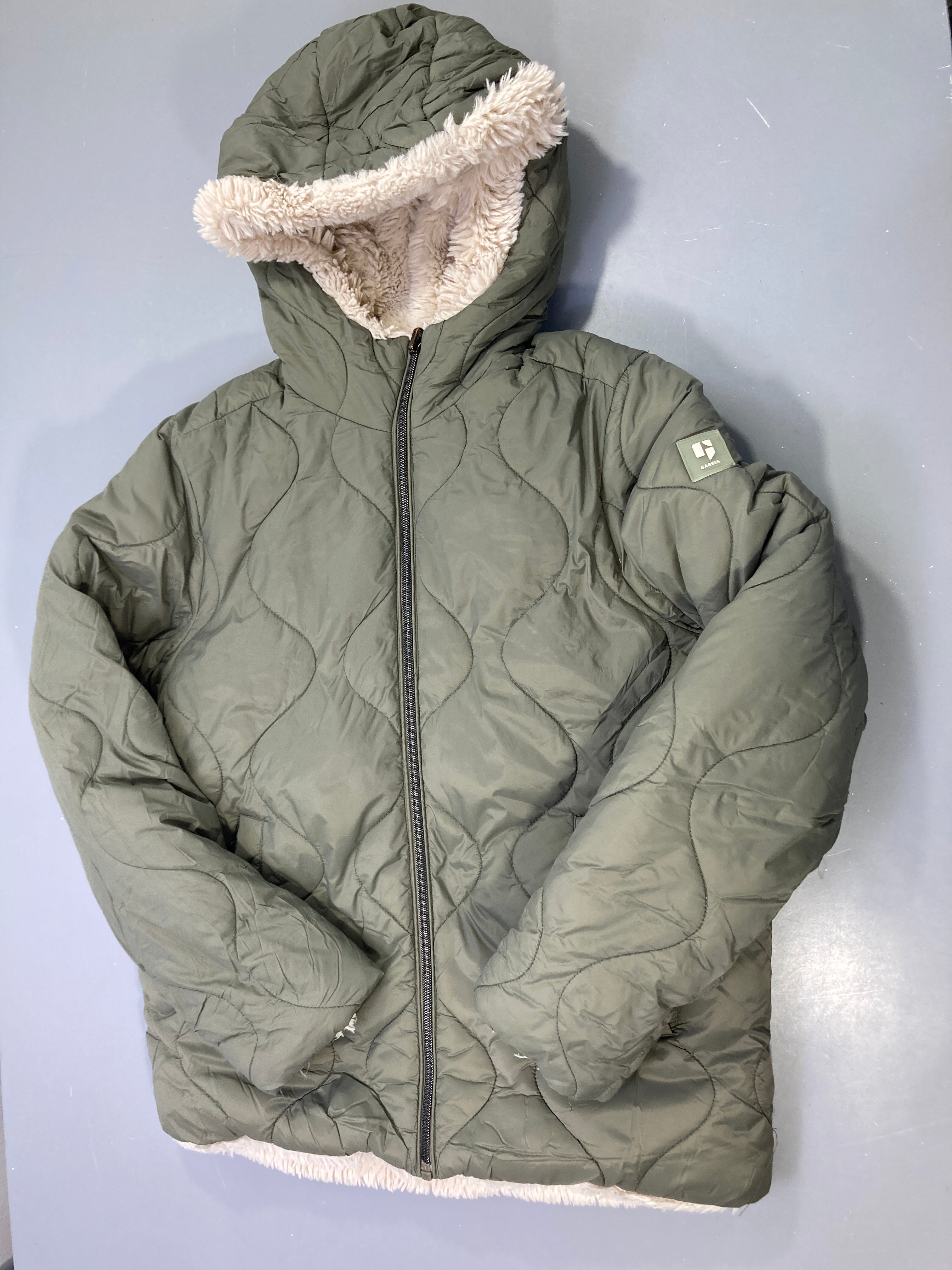 Doudoune rréversible kaki matelassée zippée, capuche, doublure sherpa écru
