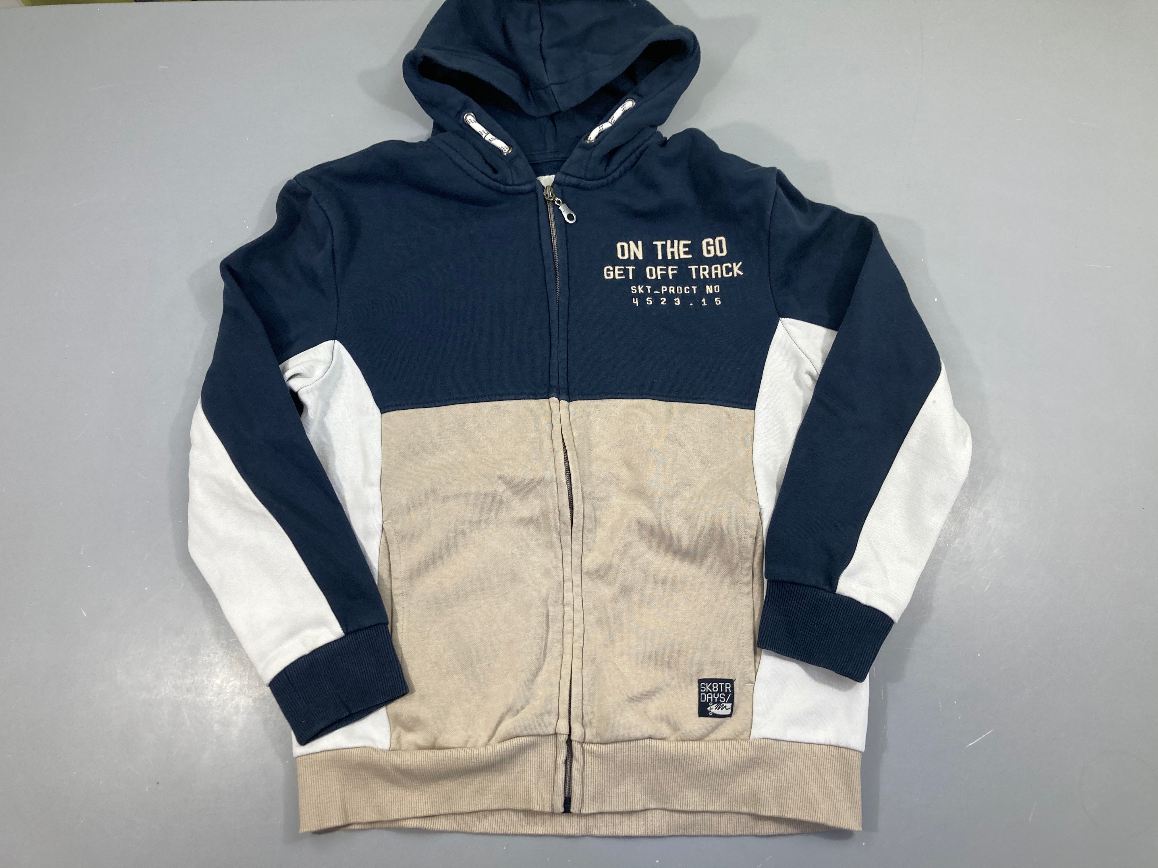 Sweat zippéà capuche bleu marine/beige/blanc