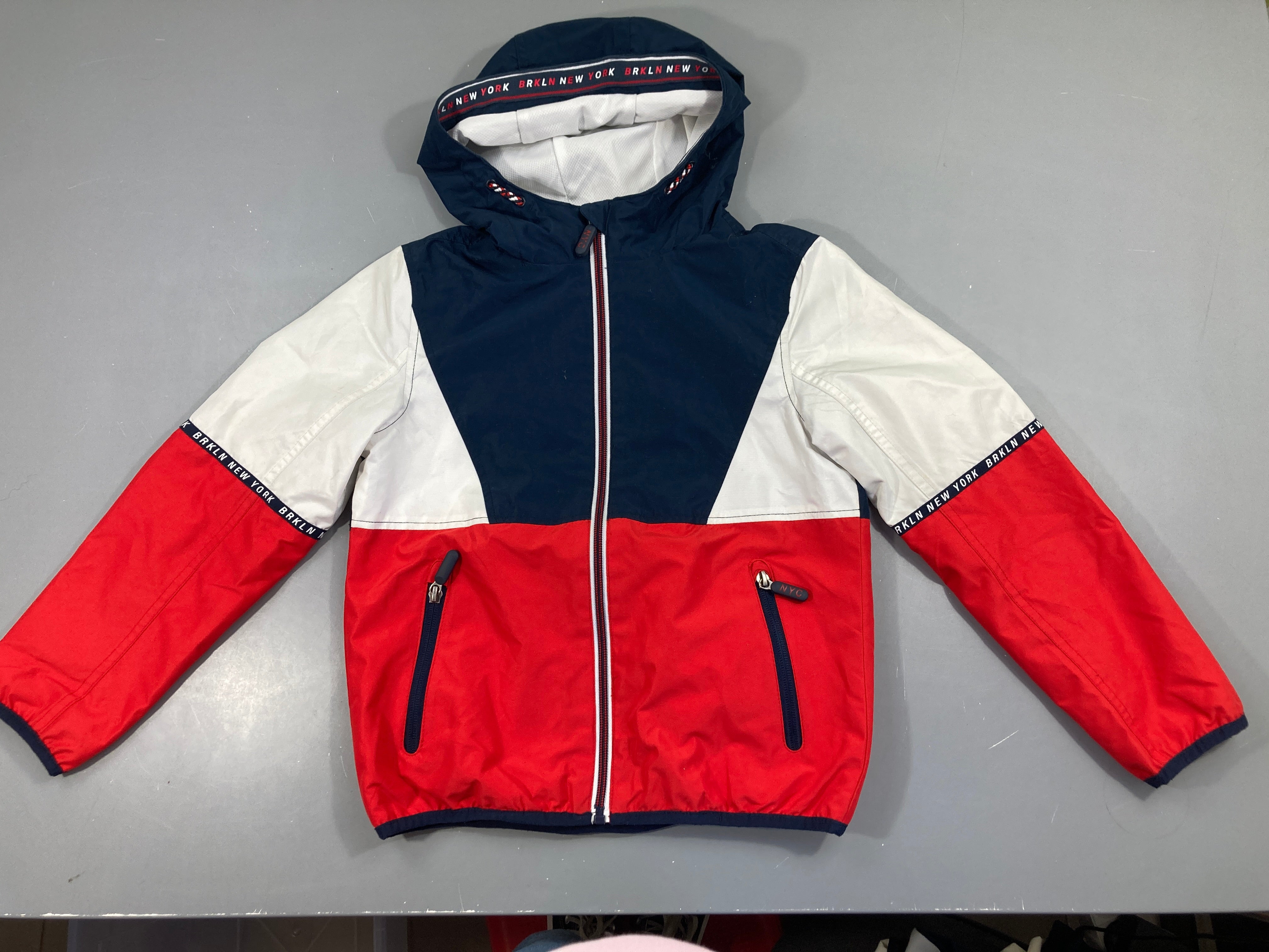 Veste coupe-vent bleu marine/rouge/blanc à capuche