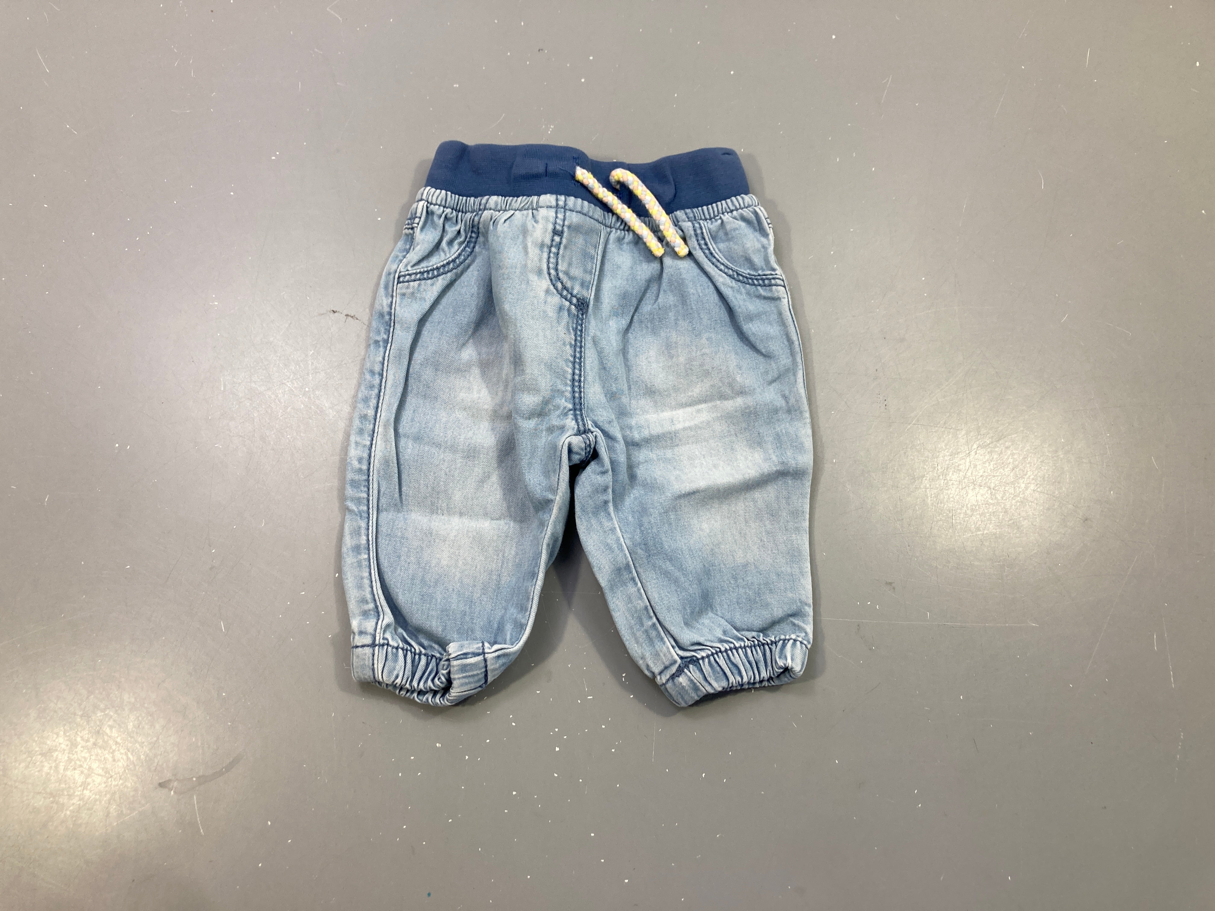 Pantalon denim clair, taille et chevilles élastiques