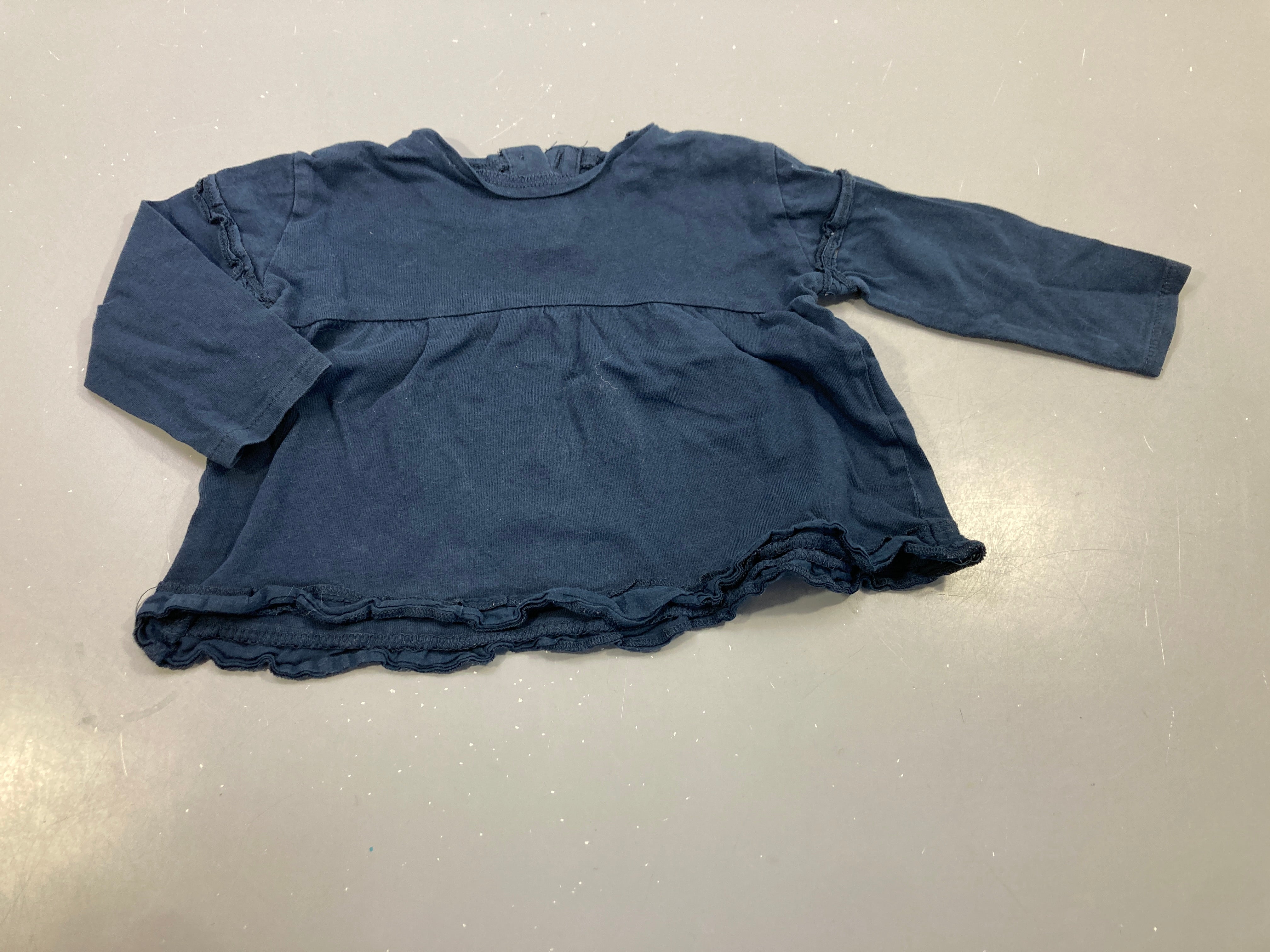 T-shirt m.l  bleu marine, petits volants aux manches et sur le dessous