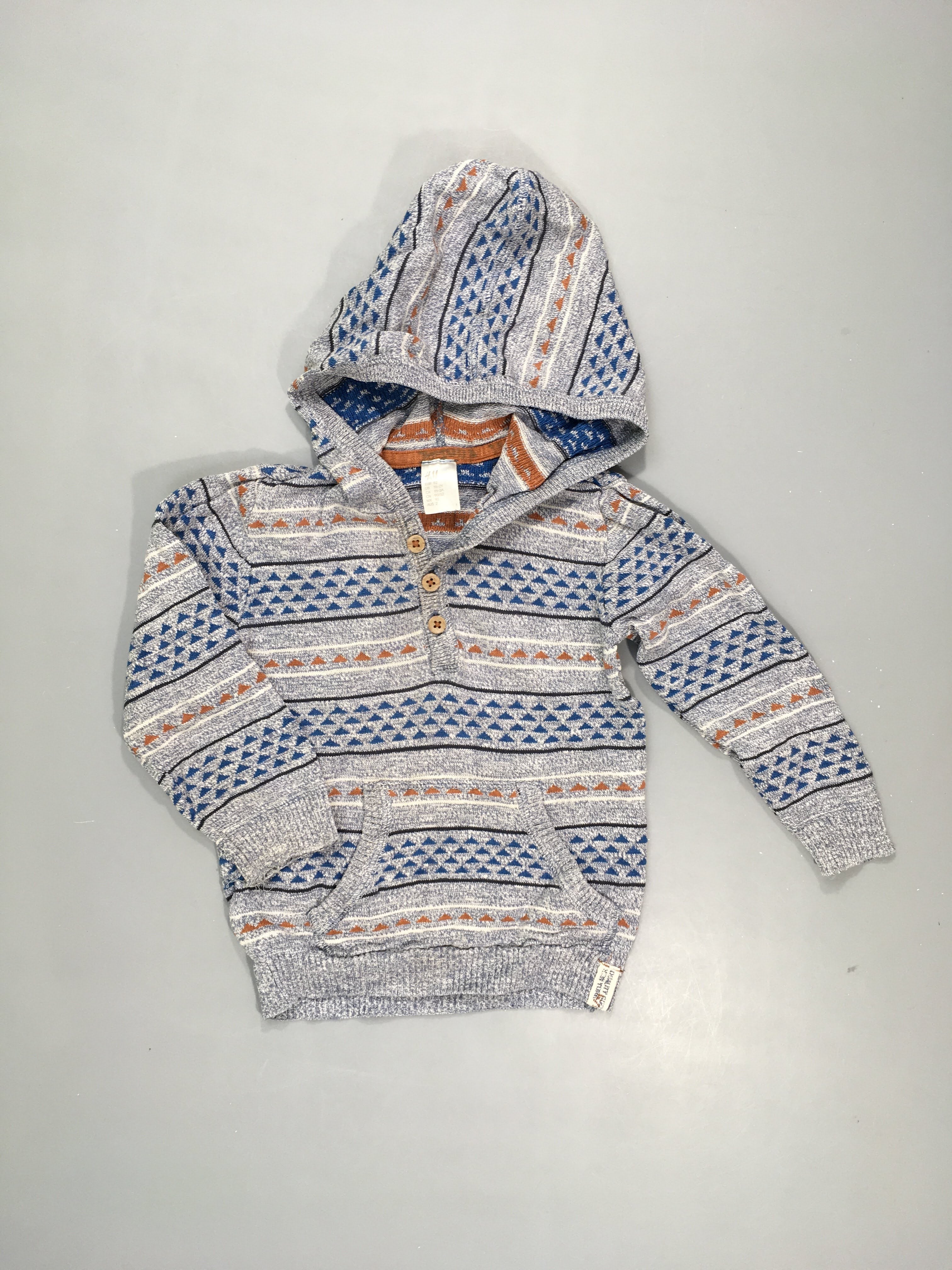 Pull  à capuche gris chiné motifs triangles bleus et bruns , poche, dessous d'une manche  un peu abimée 100% coton