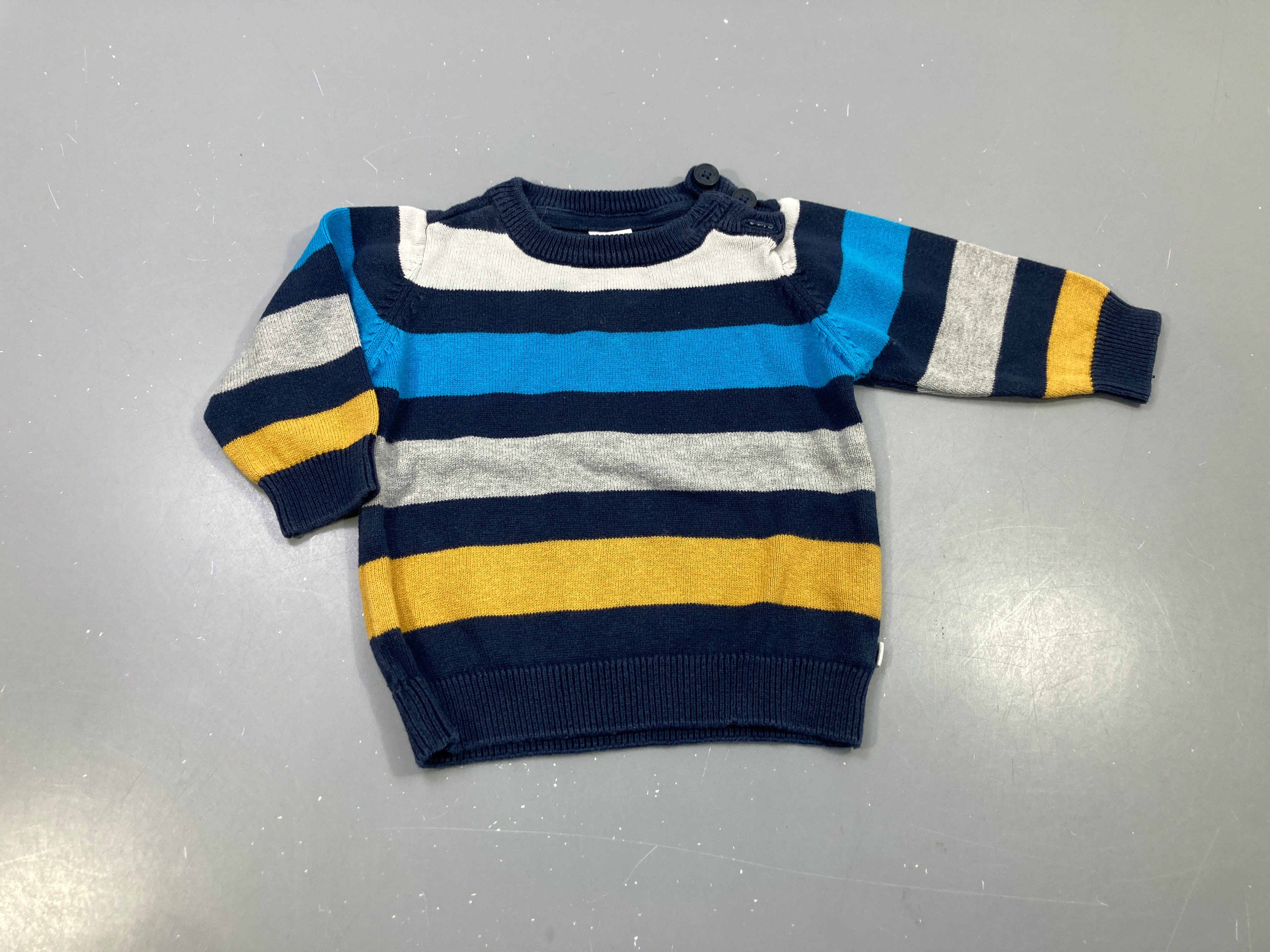 Pull bleu marine rayé jaune,blanc , bleu, gris