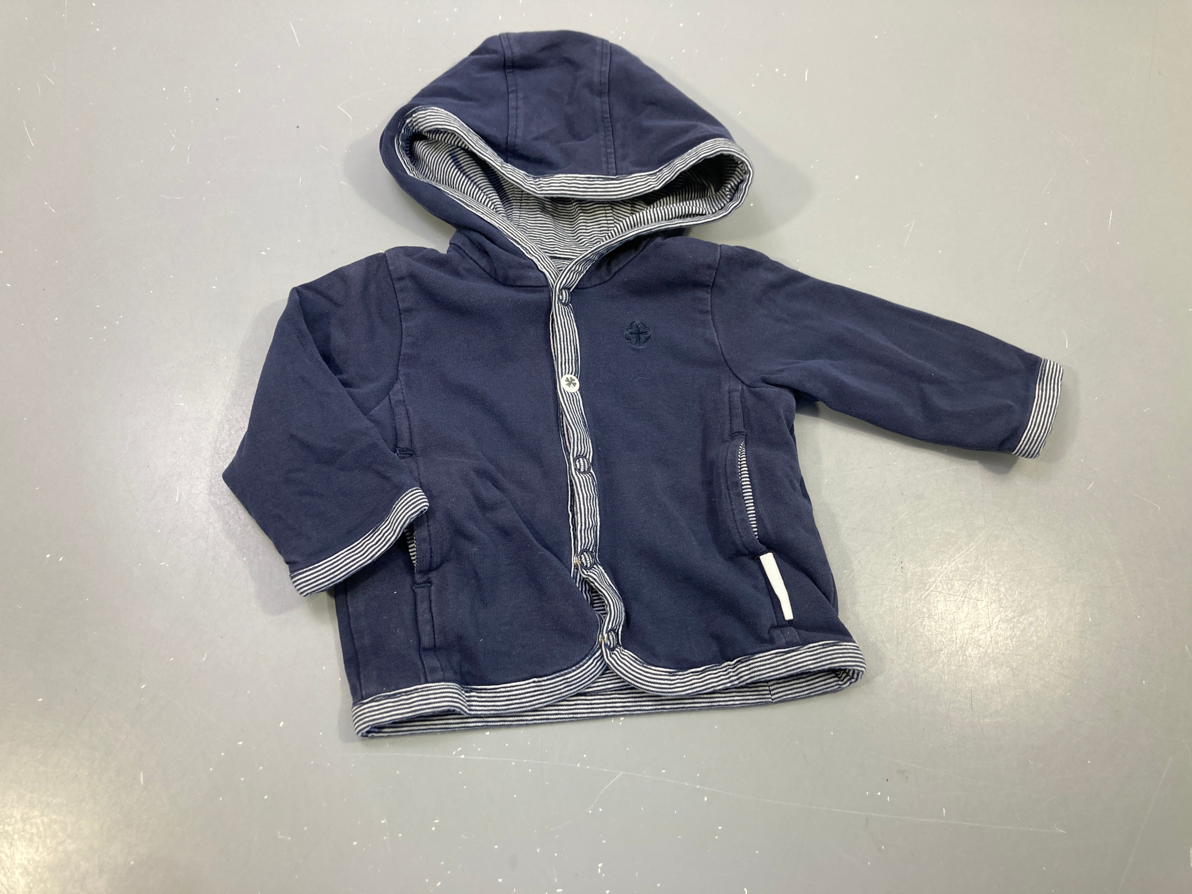 Gilet à capuche réversible bleu marine / bleu marine rayé blanc. Pas de taille indiquée estimée 3m