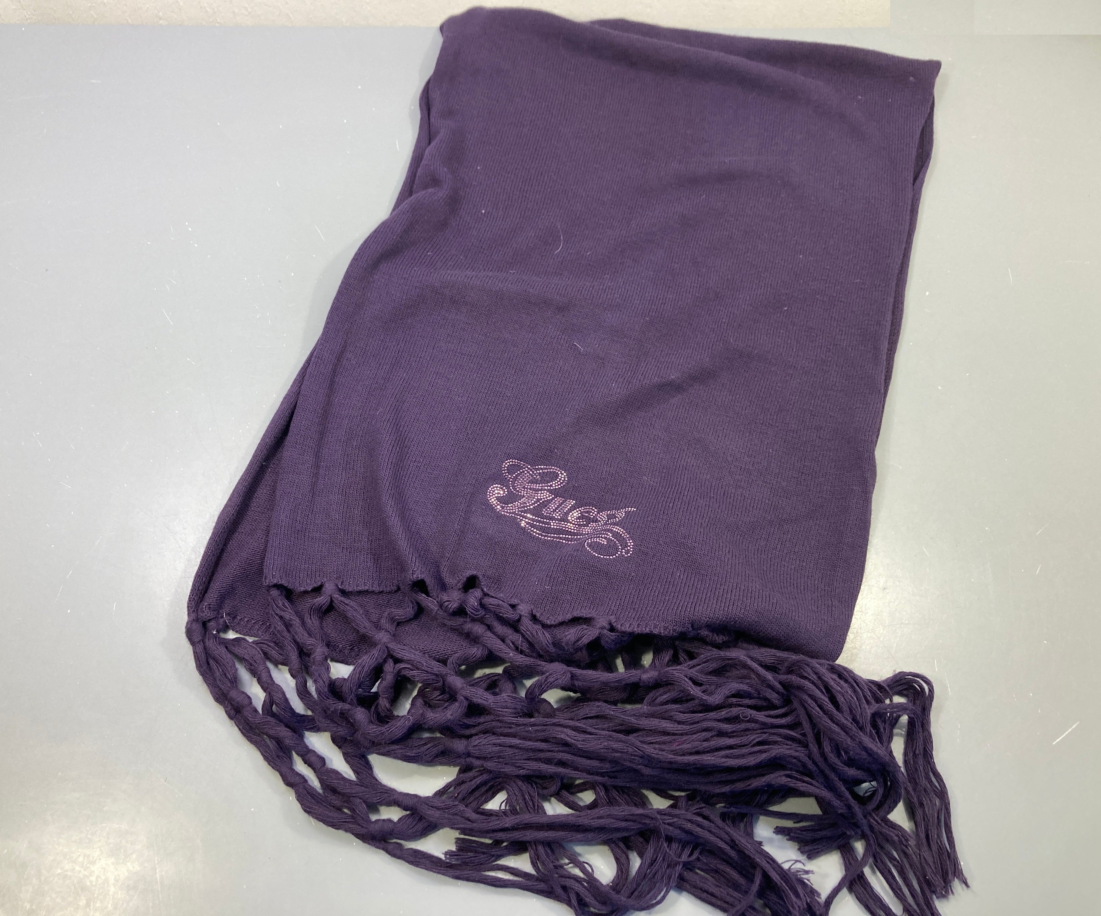 Echarpe violette , inscription Guess en sequins