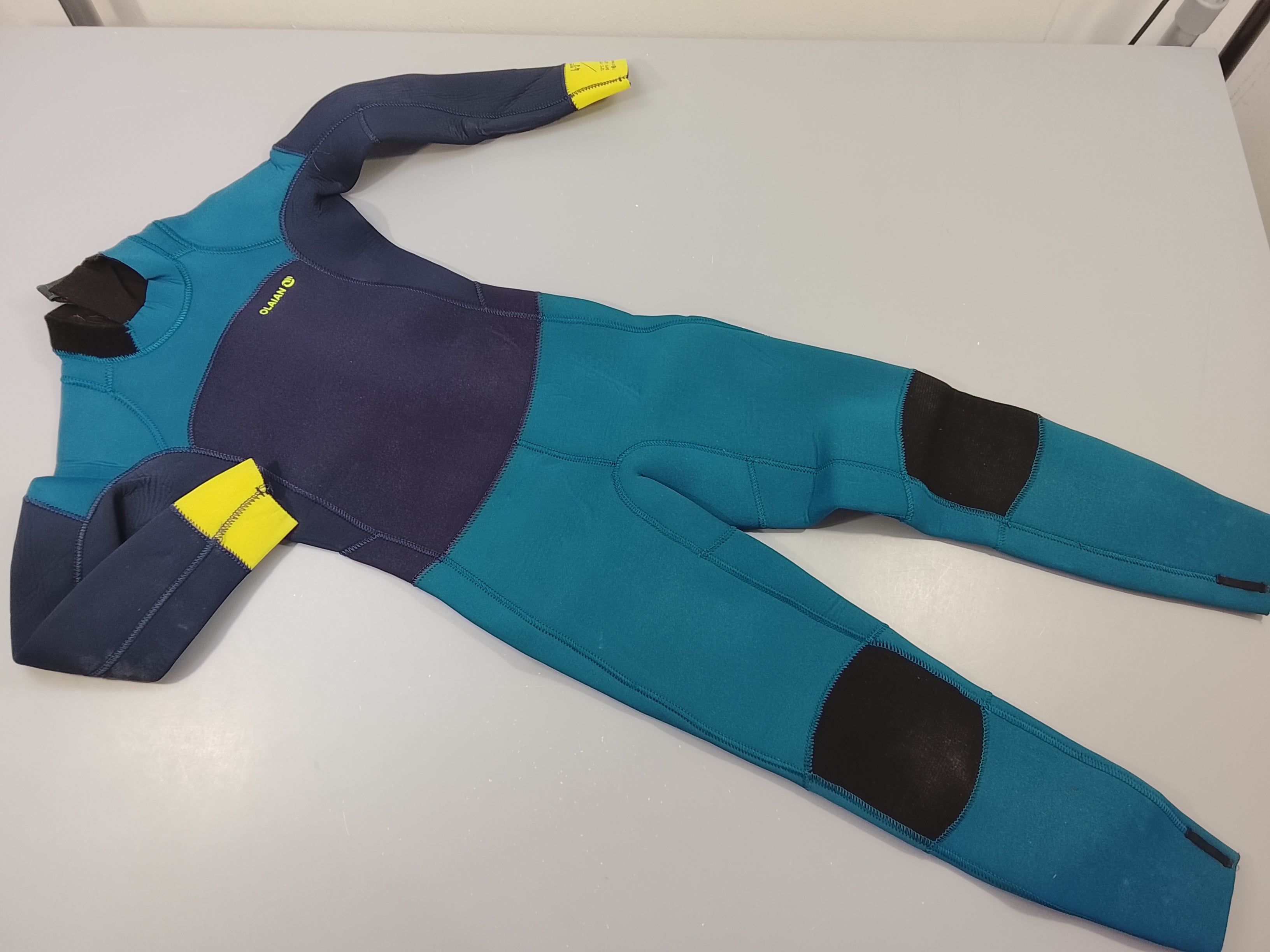Combinaison de plongée bleu, bleu marine, jaune 