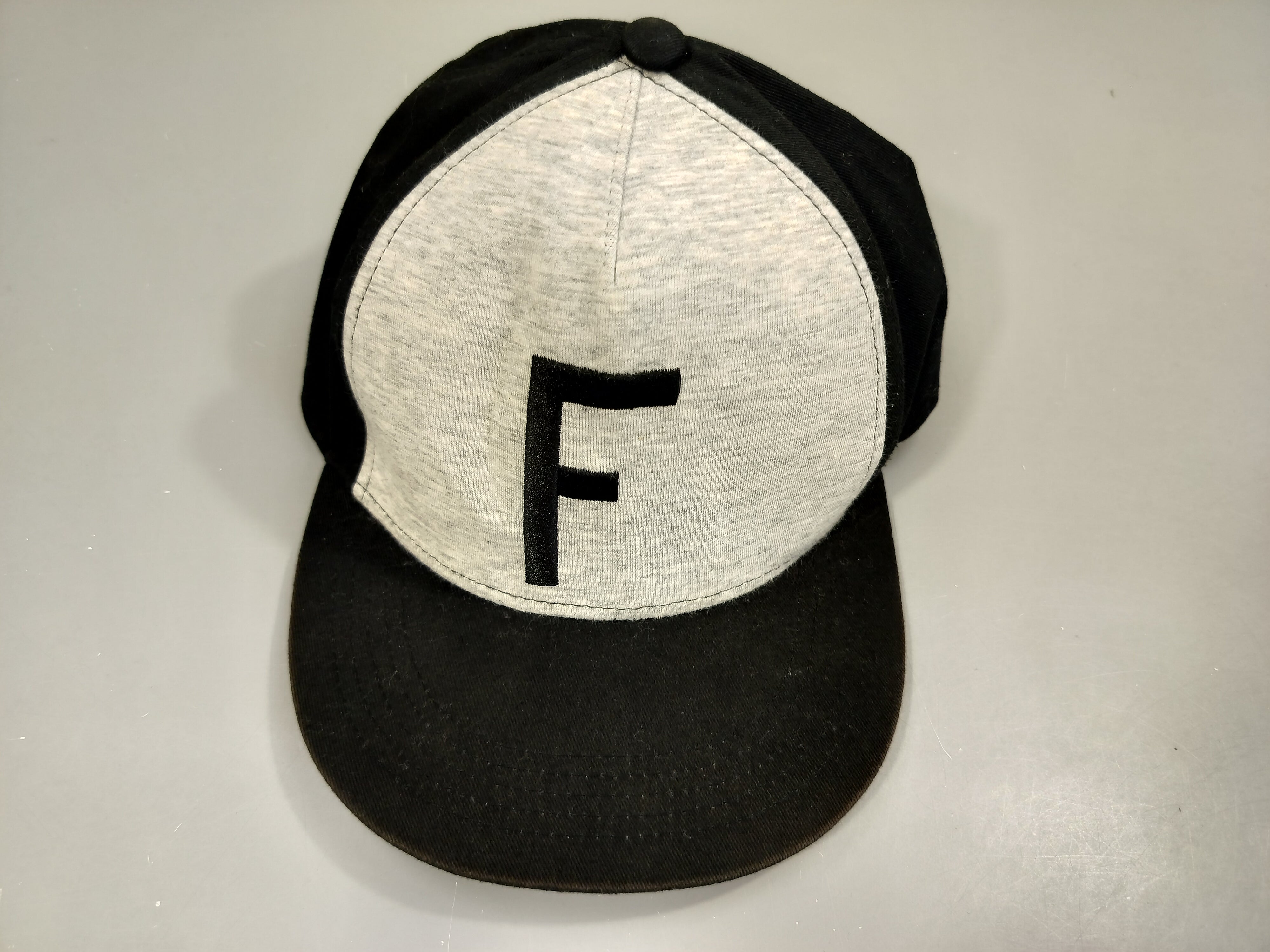 Casquette noir et gris clair flammé 