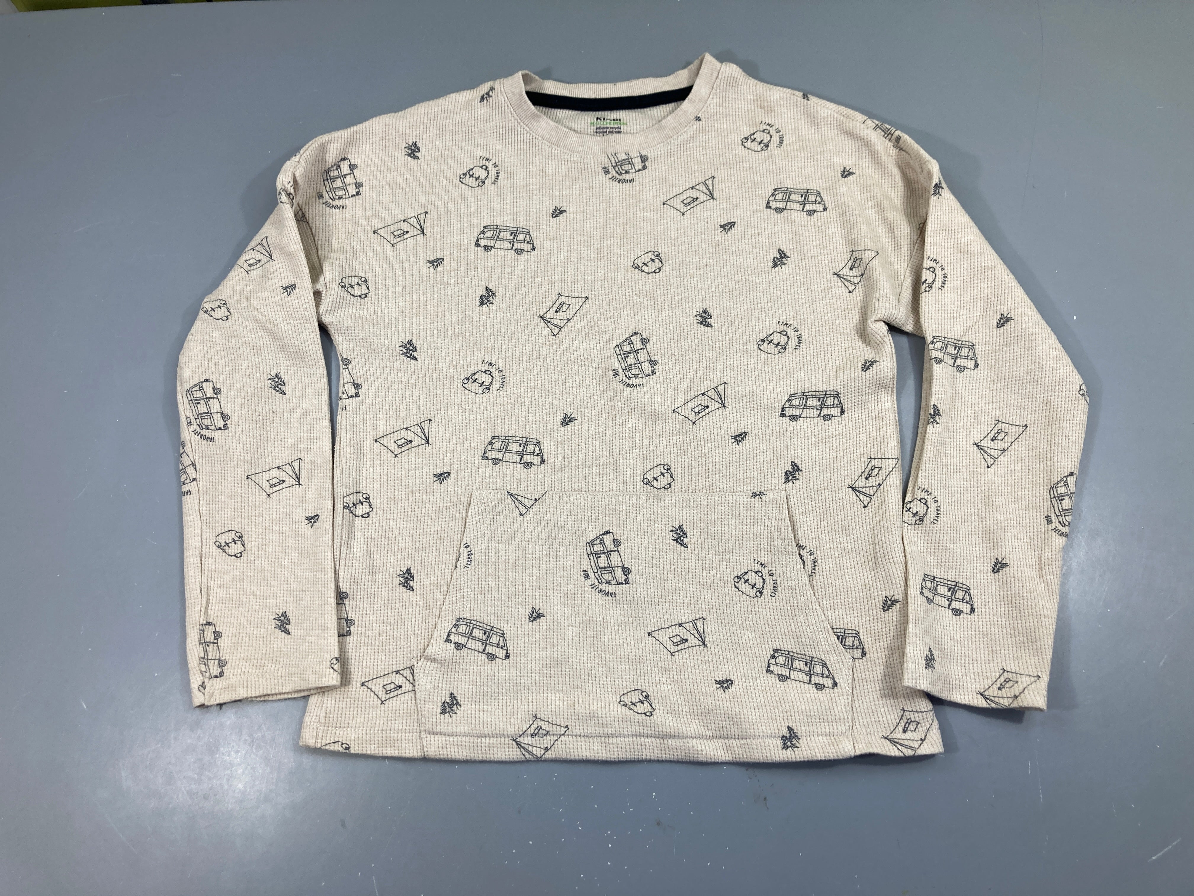 Pull texturé beige camping, petit trou près de la poche avant