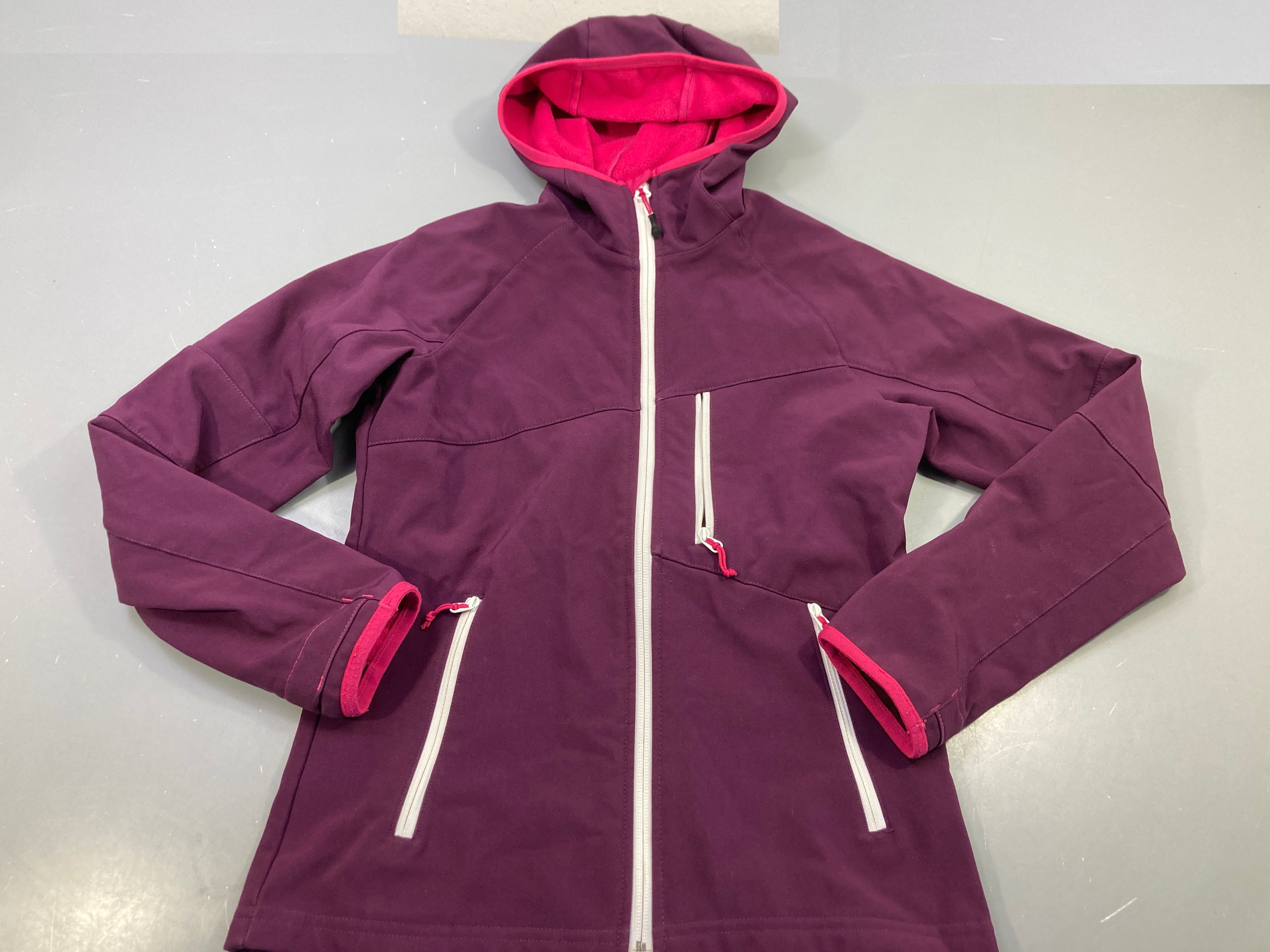 Veste Shoftshell  zippée à capuche  prune, rose et blanc
