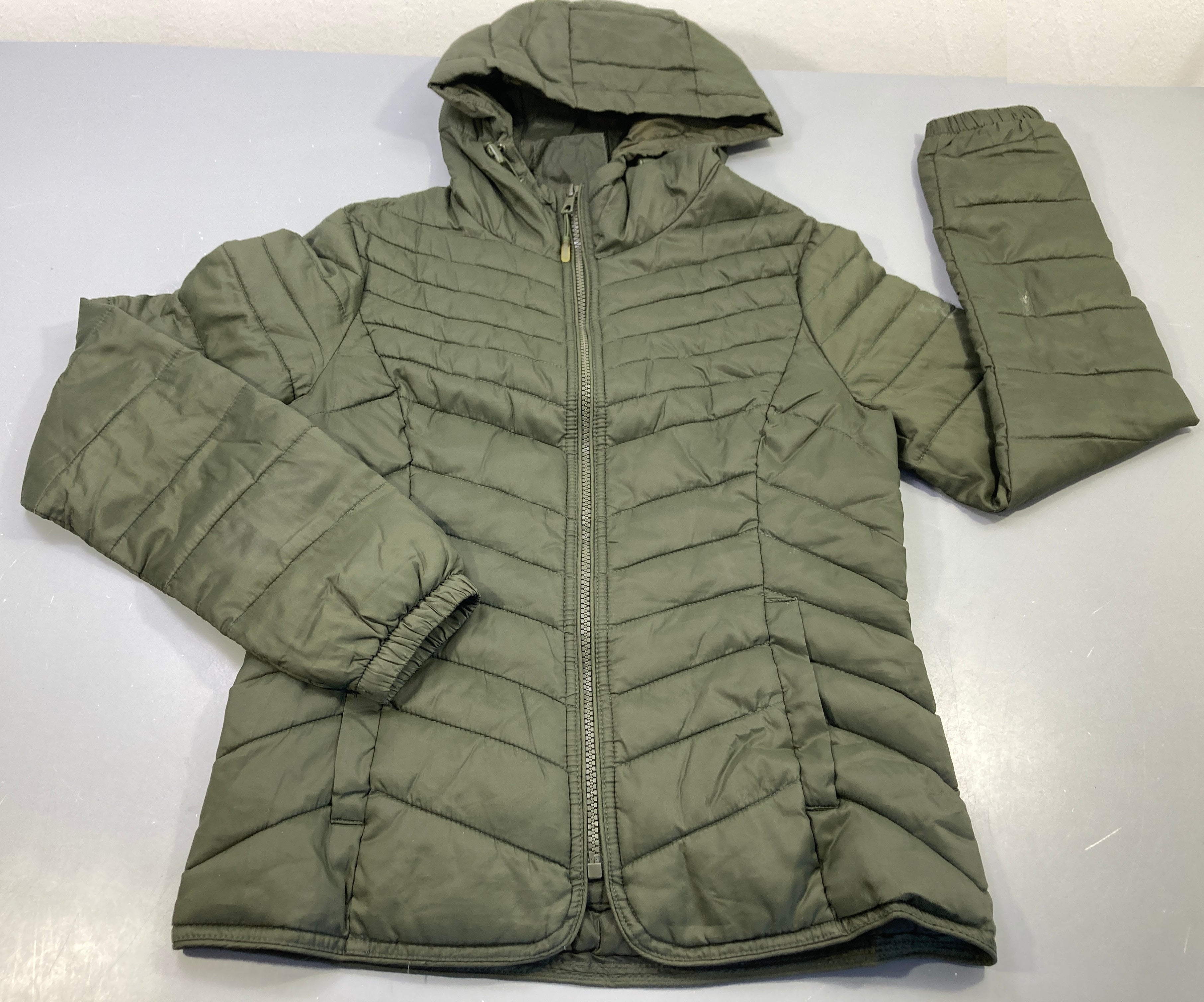 Veste zippée à capuche  kaki matelassé , tachée, à relaver