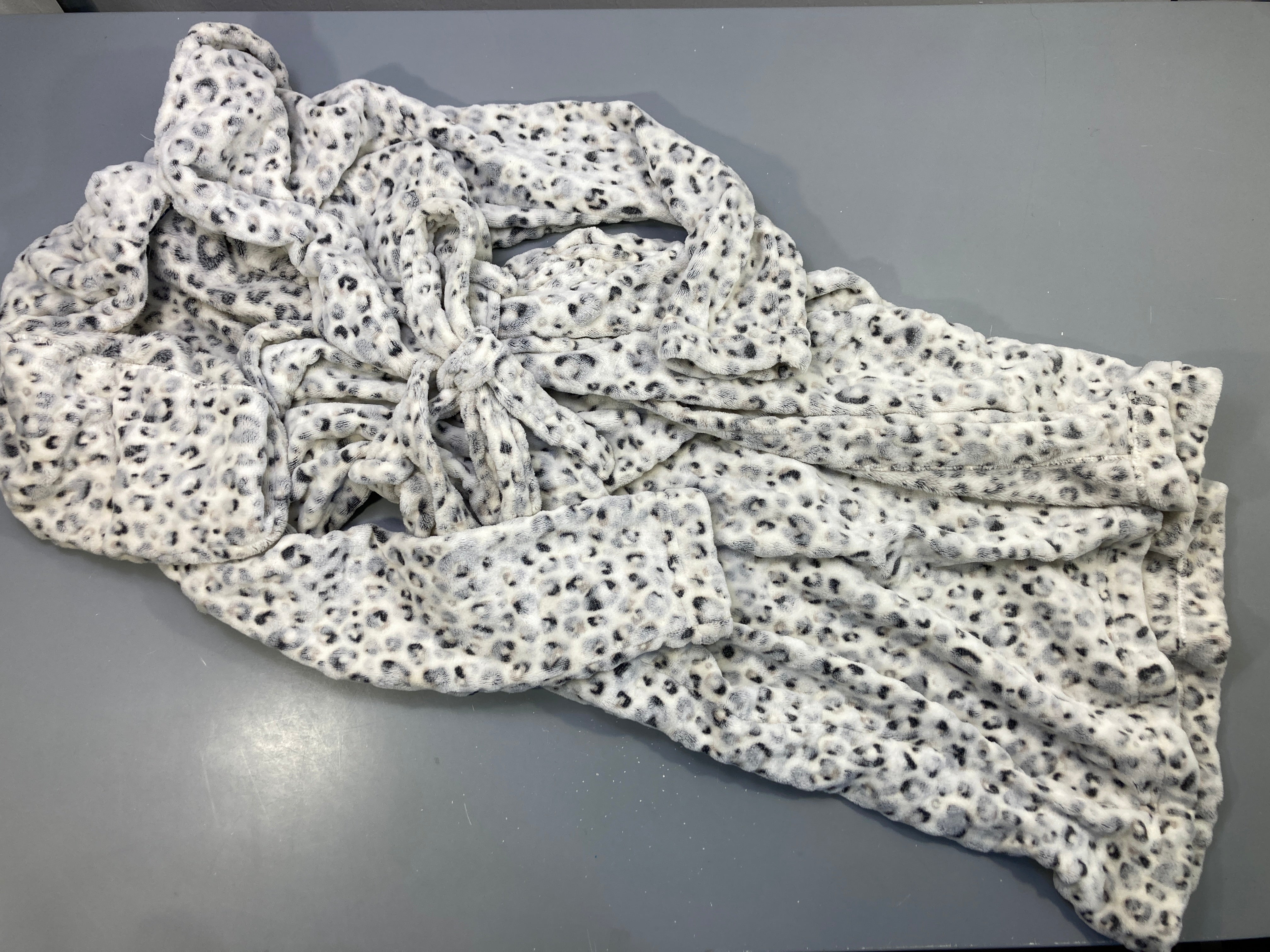Peignoir en velours blanc motifs léopard gris. Eskimo