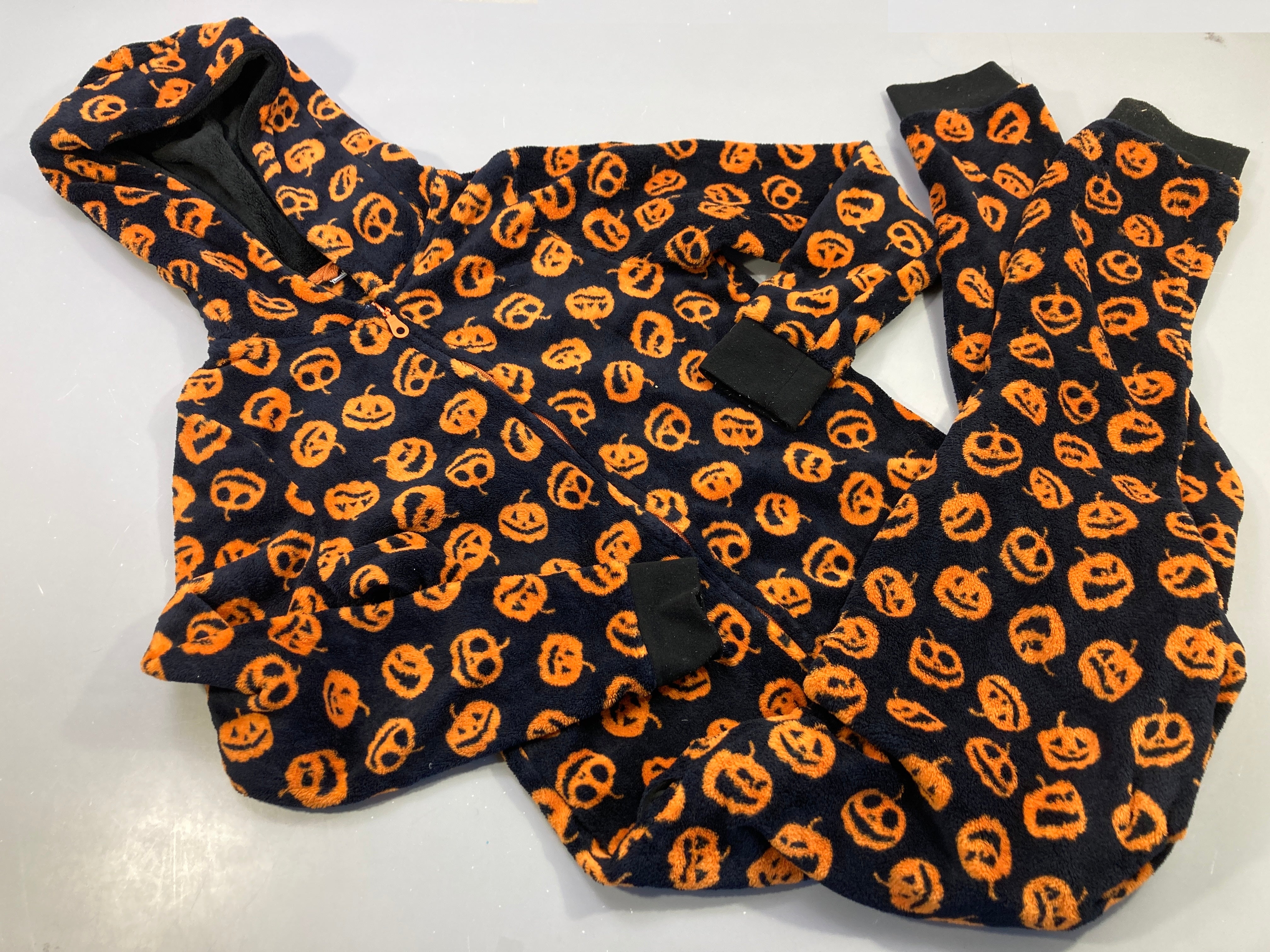 Surpyjama à capuche noir, motifs citrouilles orange
