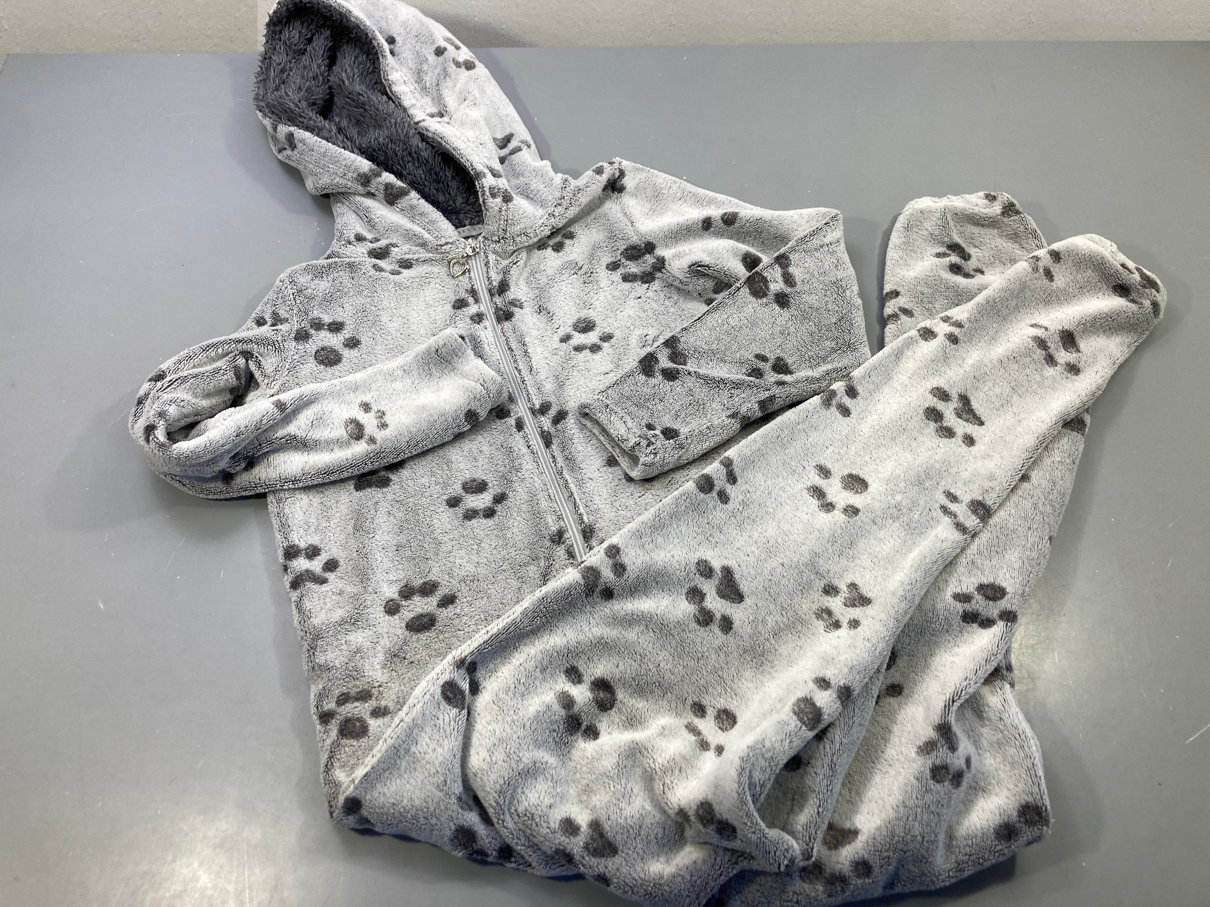 Surpyjama à capuche gris clair, emprintes de pattes