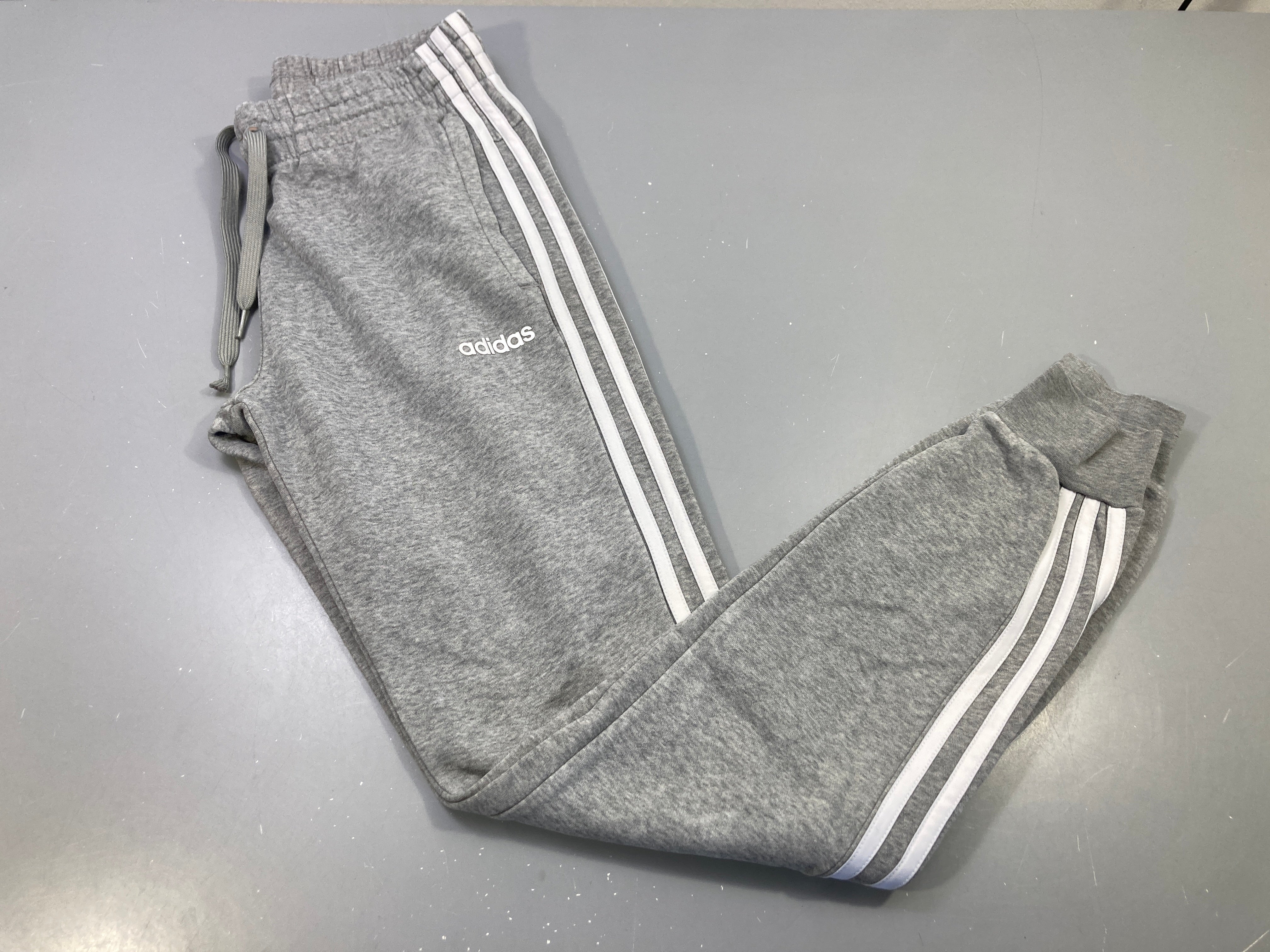 Pantalon jogging gris chiné, bandes blanches  