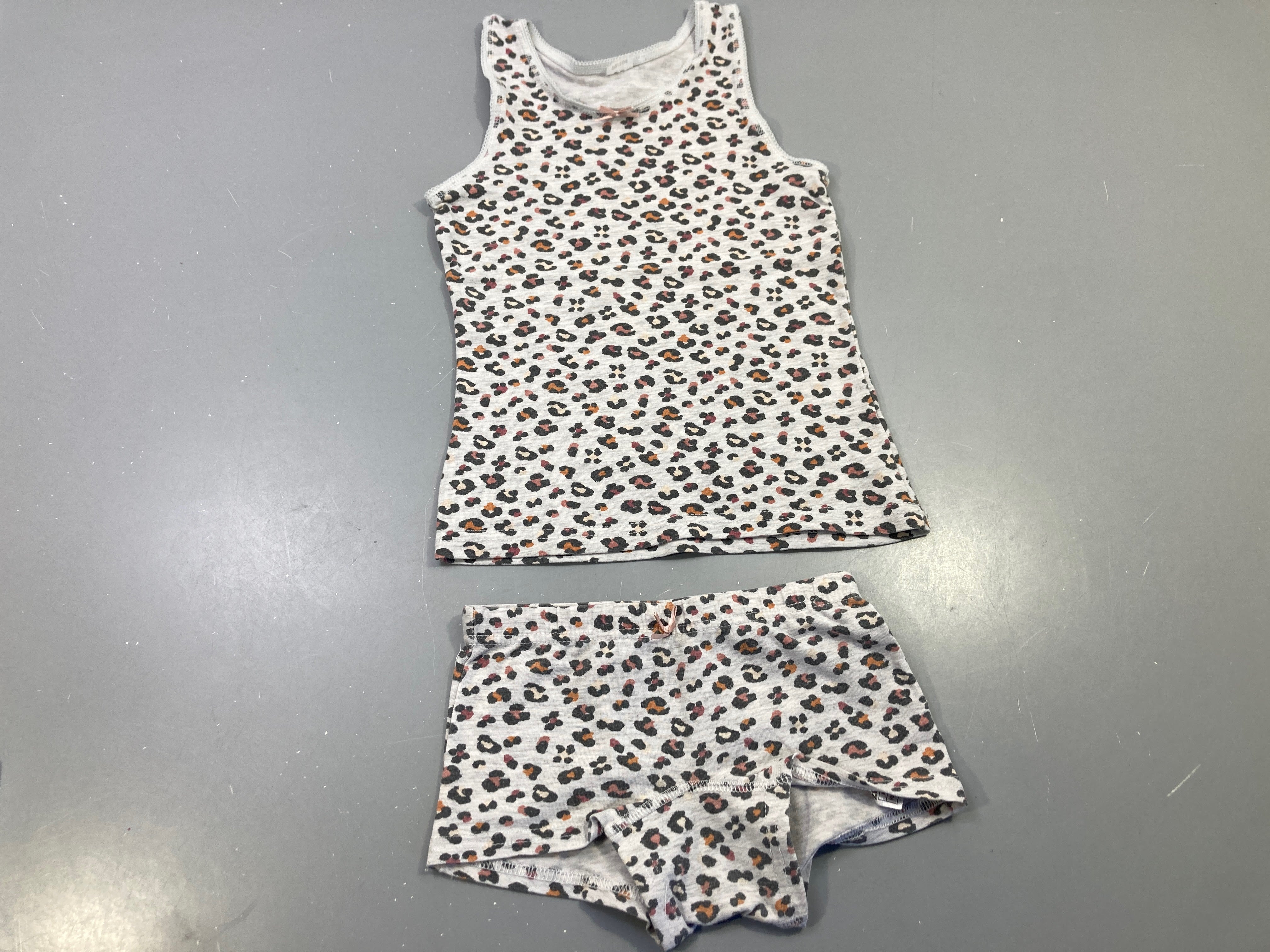 Ensemble chemisette m.c + culotte assortie gris clair chiné motifs léopard