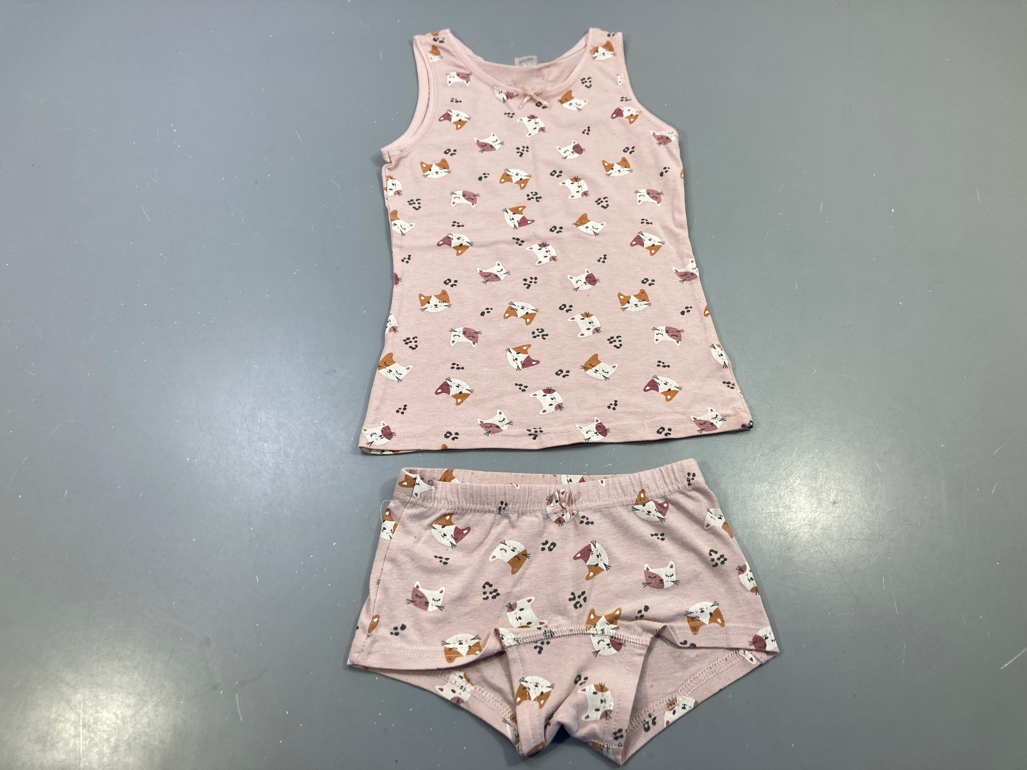 Ensemble chemisette m.c + culotte assortie rose clair , têtes de chats