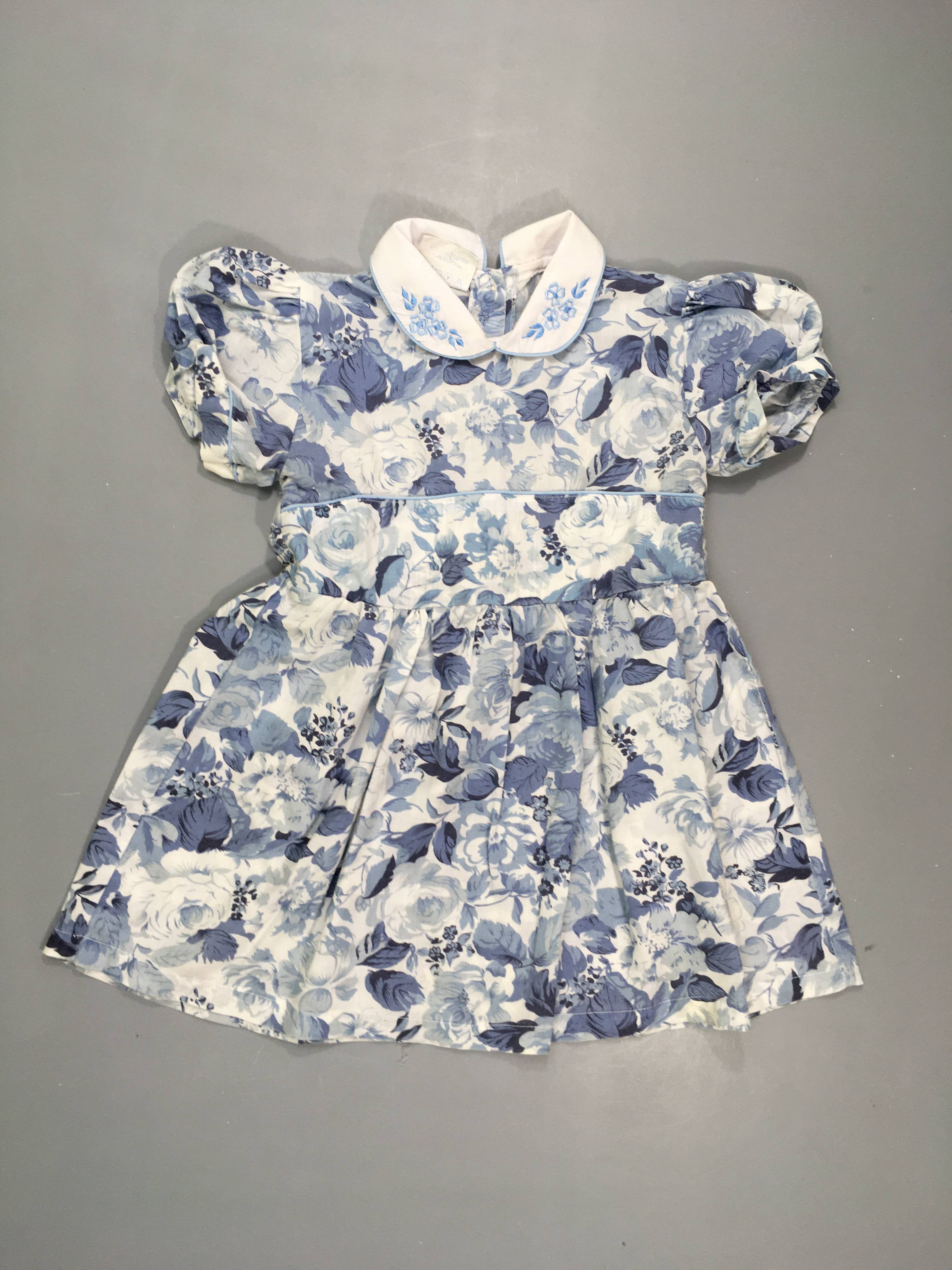 Robe m.c blanche a fleurs bleues, col blanc fleurs bleues brodées. 65% polyester 35% coton