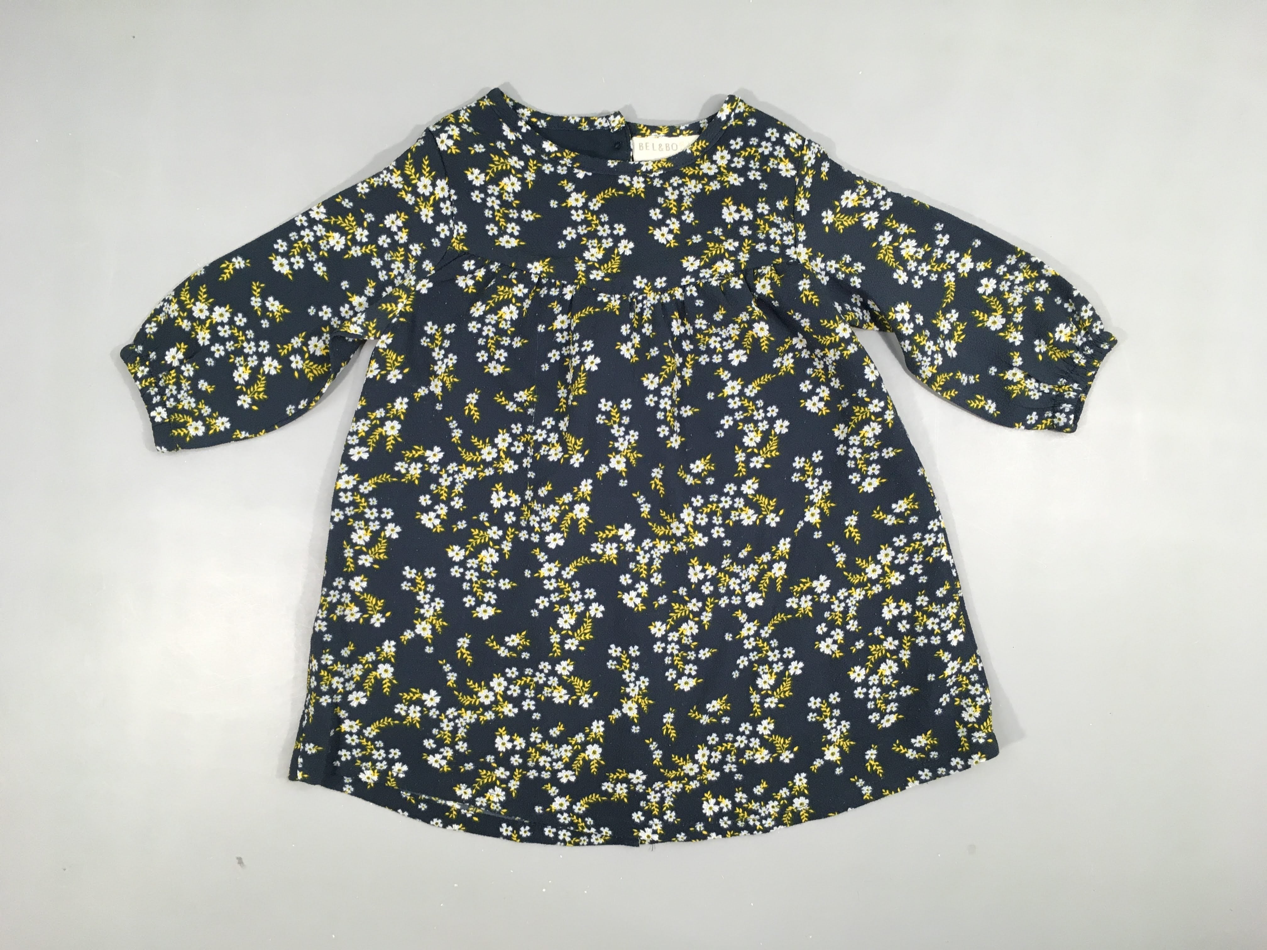 Robe m.l voile doublé bleu marine à fleurs blanches .97% polyester 3% élasthanne