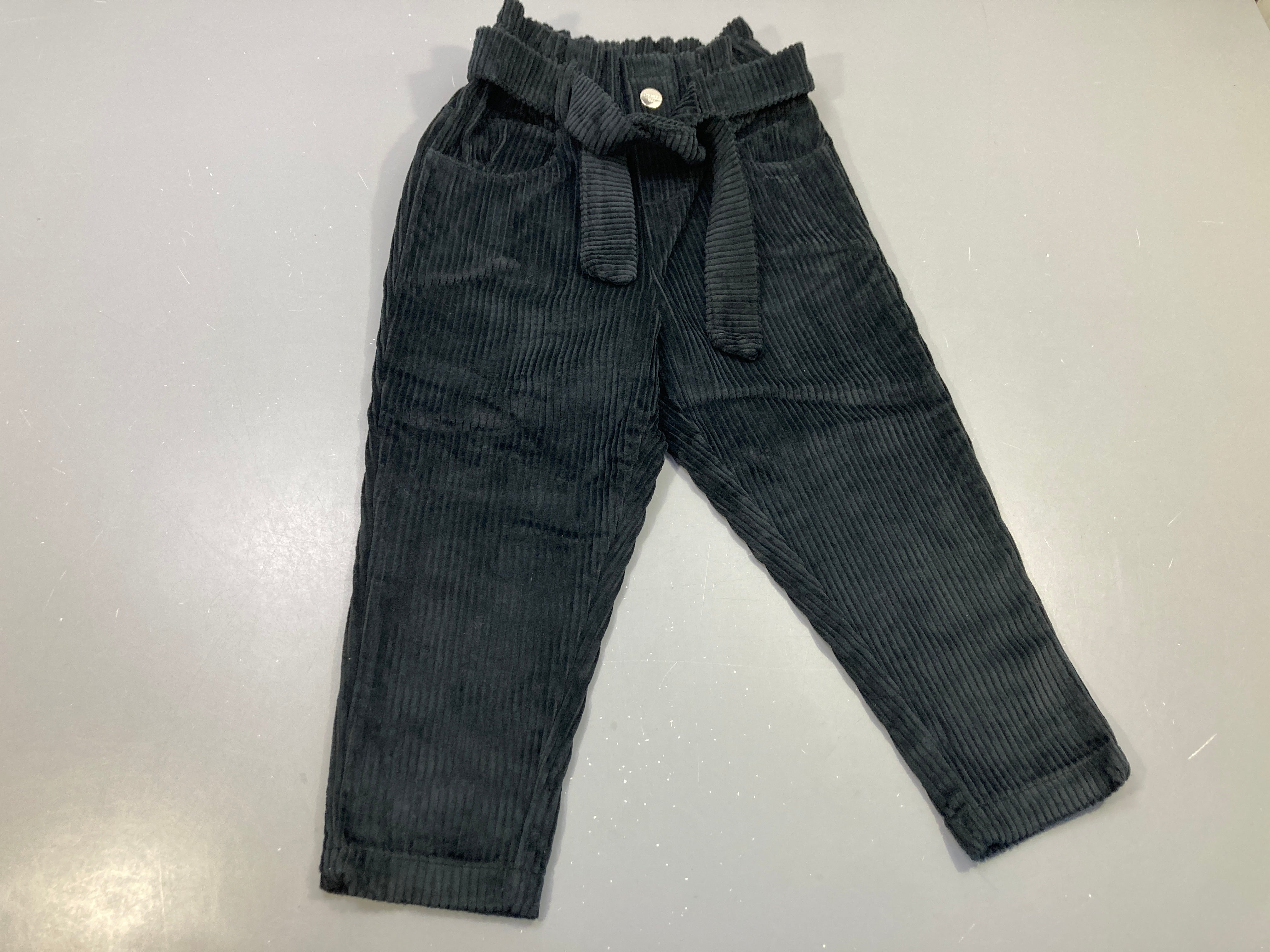 Pantalon en velours côtelé noir avec ceinture