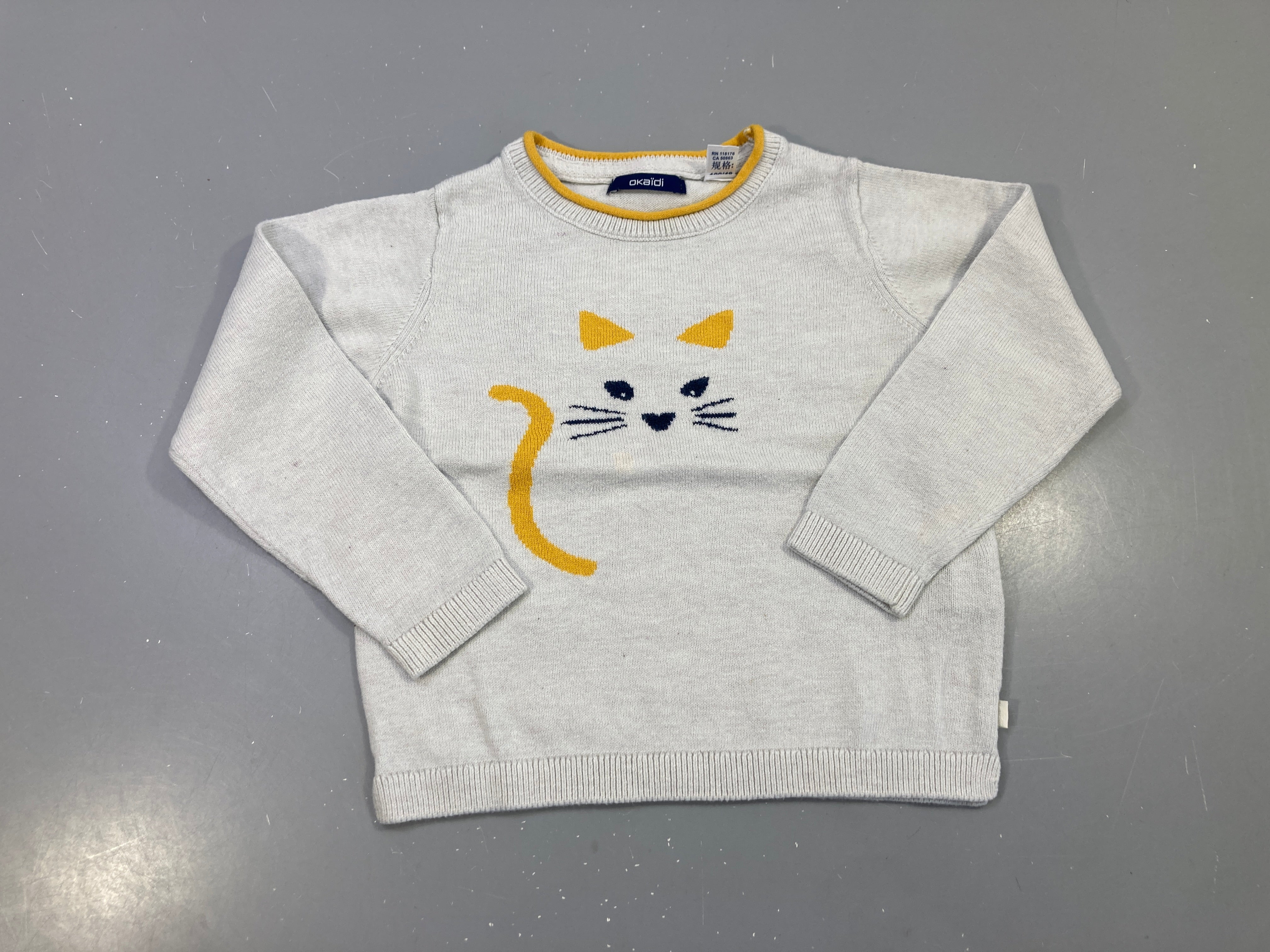 Pull gris clair maille fine chat jaune moutarde