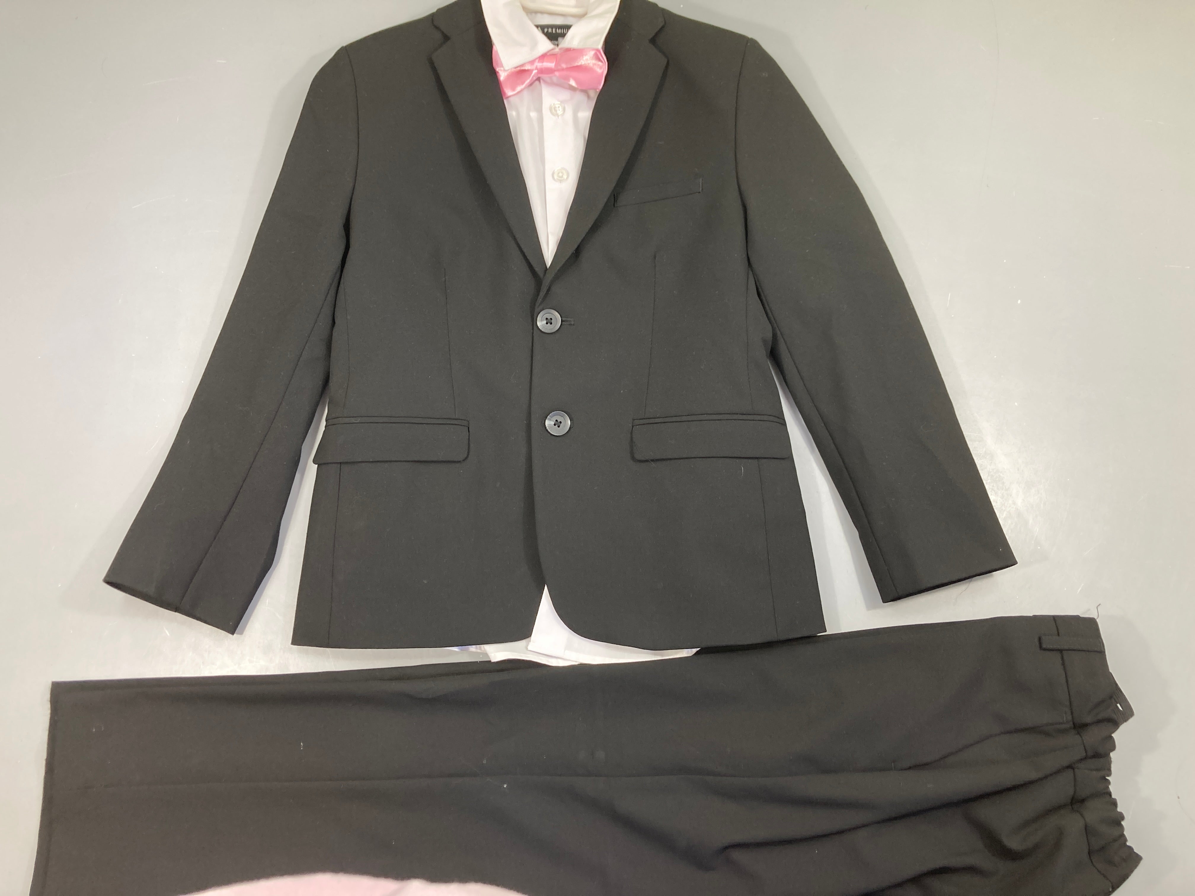 Costume 2pcs noir + chemise m.l blanche + noeud papillon rose