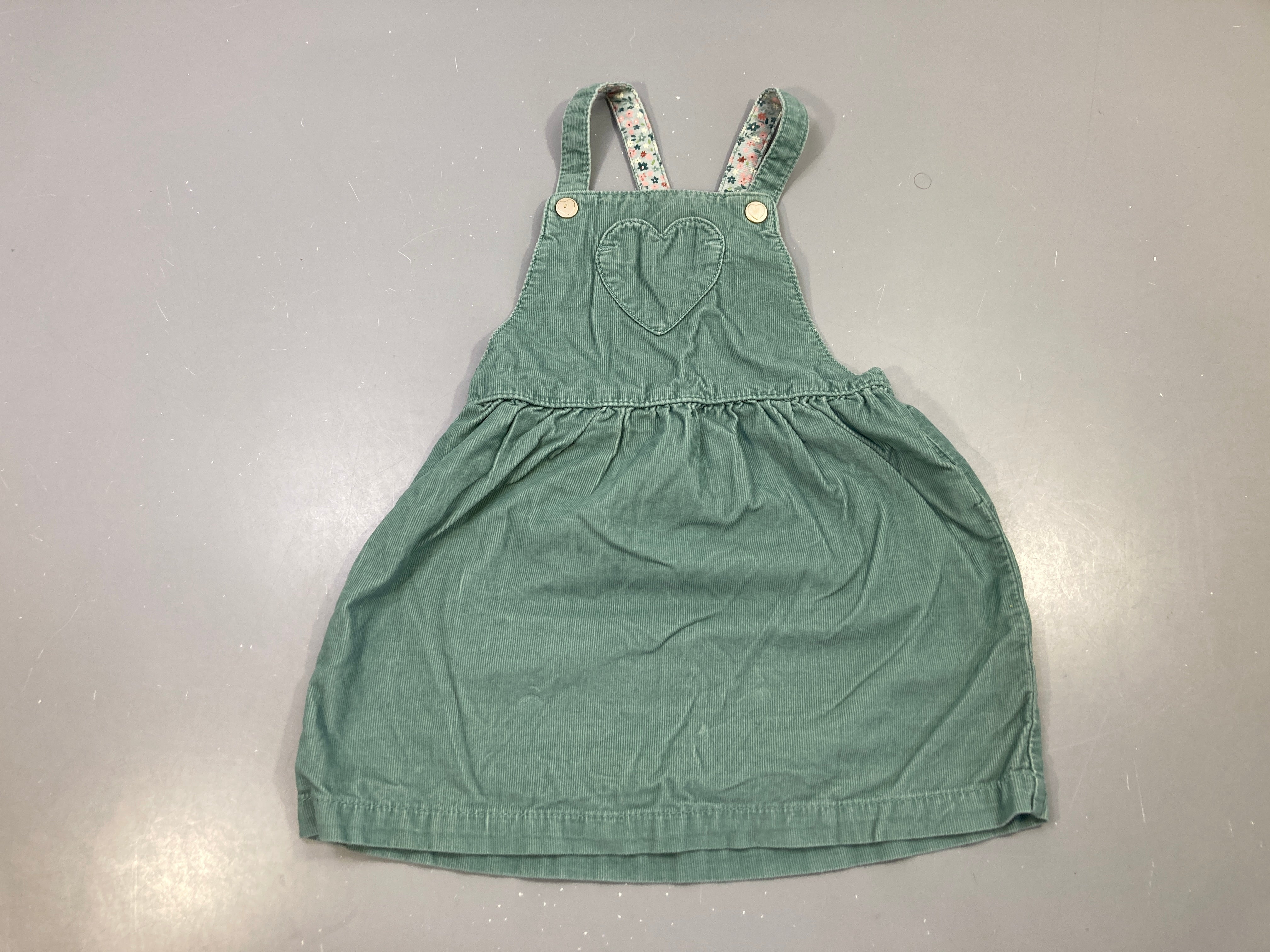 Robe s.m salopette vert sauge velours côtelé, poche cœur, bretelles fleuries
