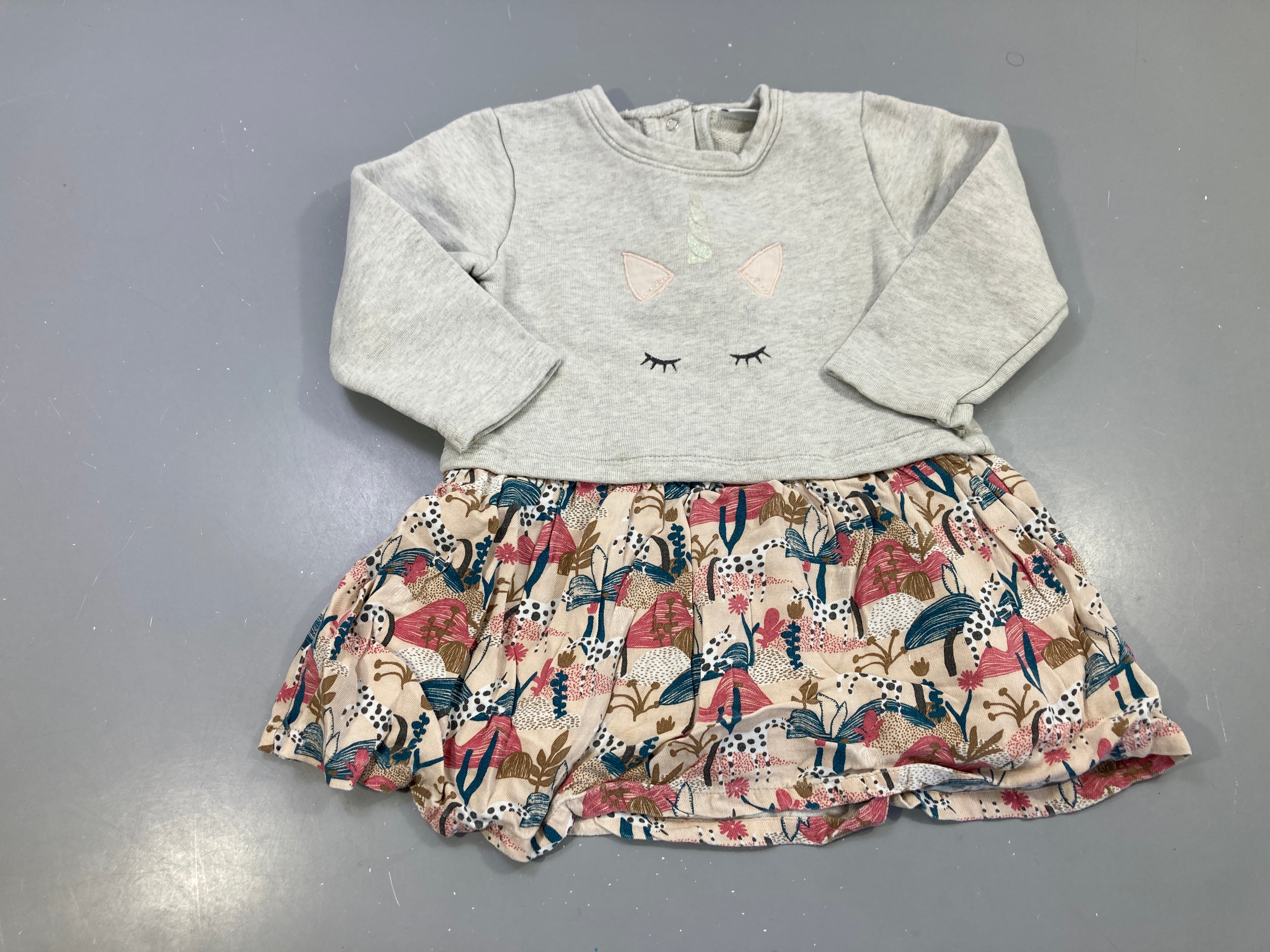 Robe m.l gris chiné licorne, jupe beige rose imprimé licornes