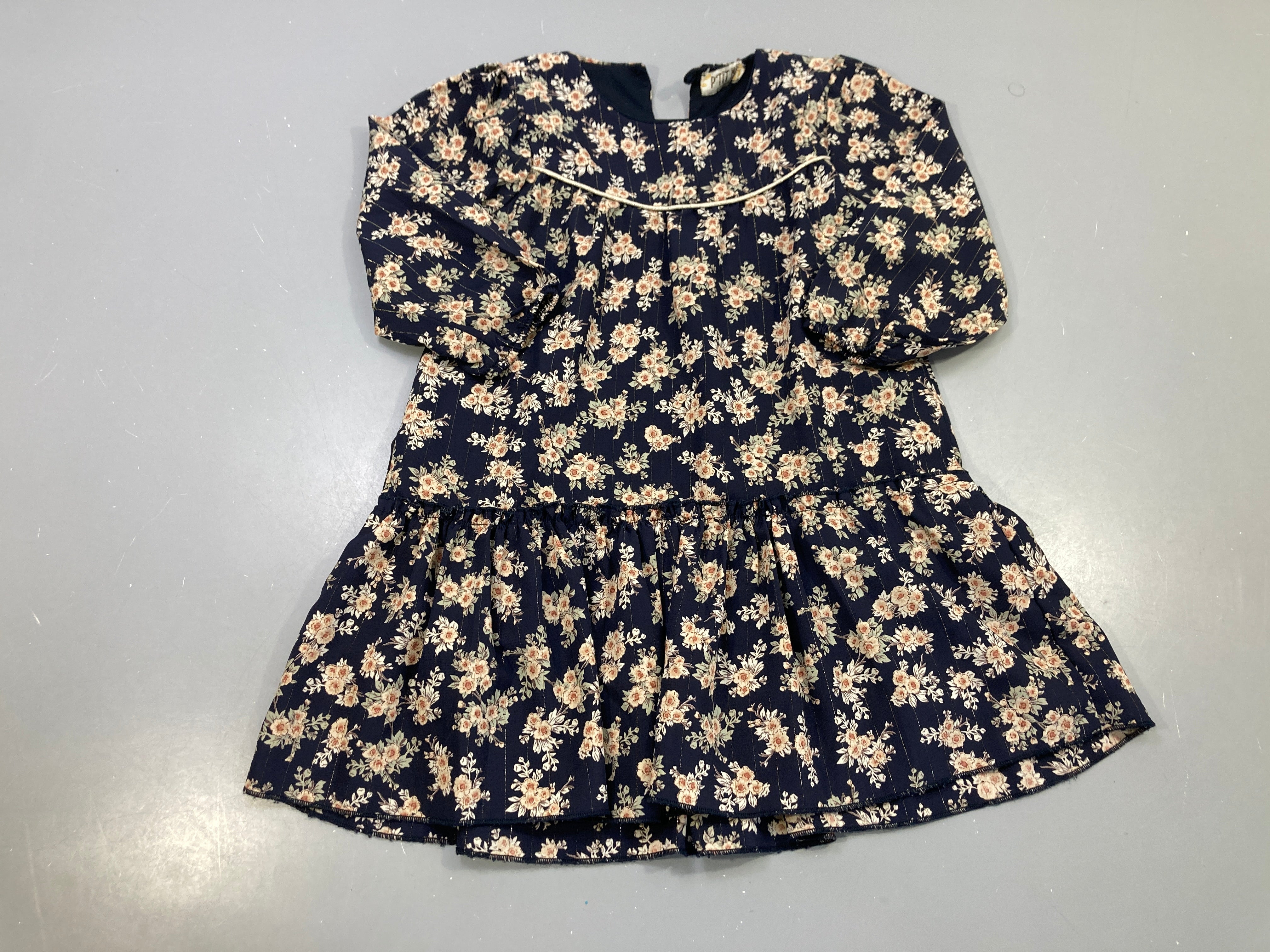 Robe m.l bleu marine fleurie rose, fils dorés, volant bas