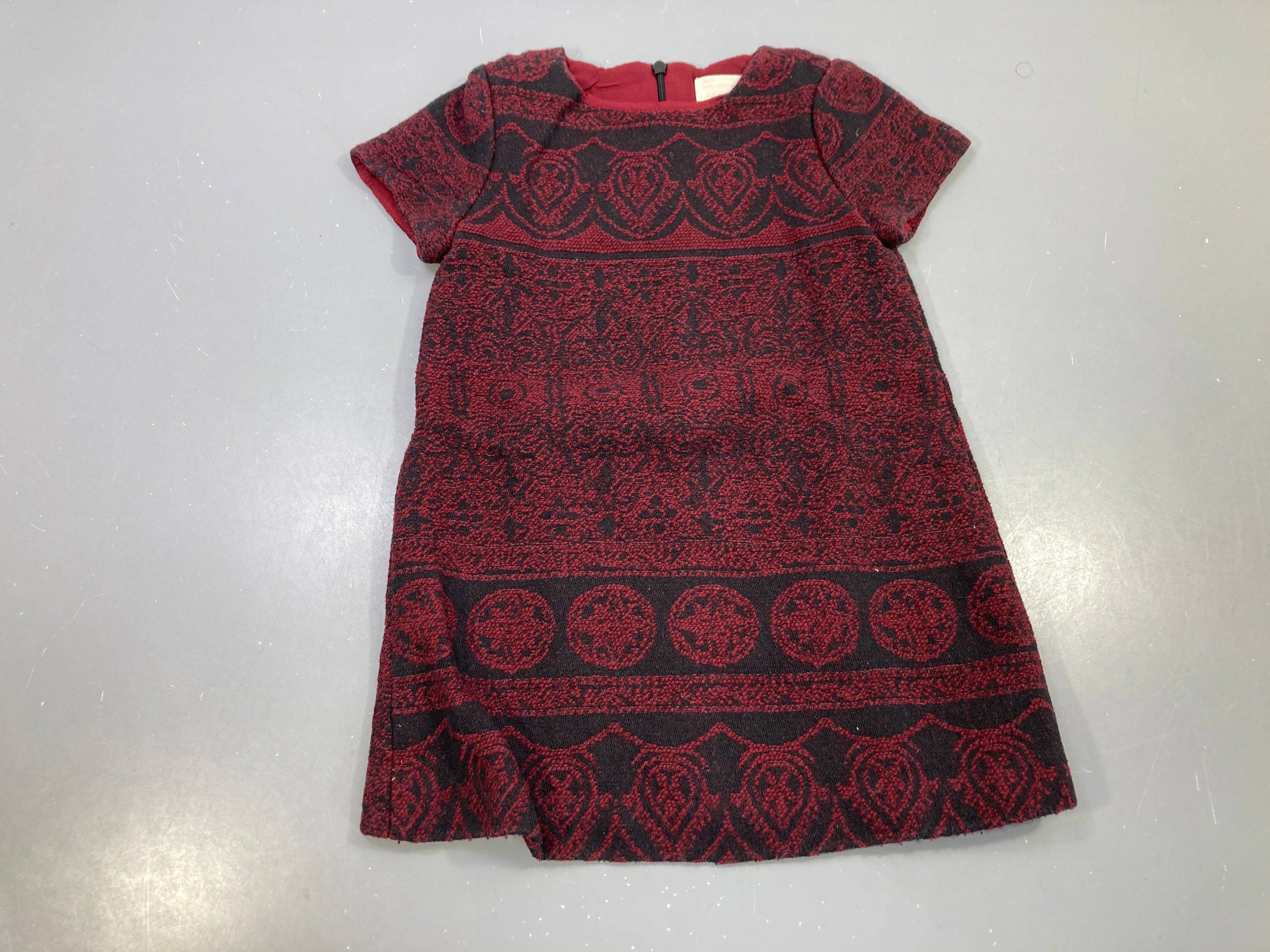 Robe m.c bordeaux et noire motifs jacquard, zippée dos, doublée
