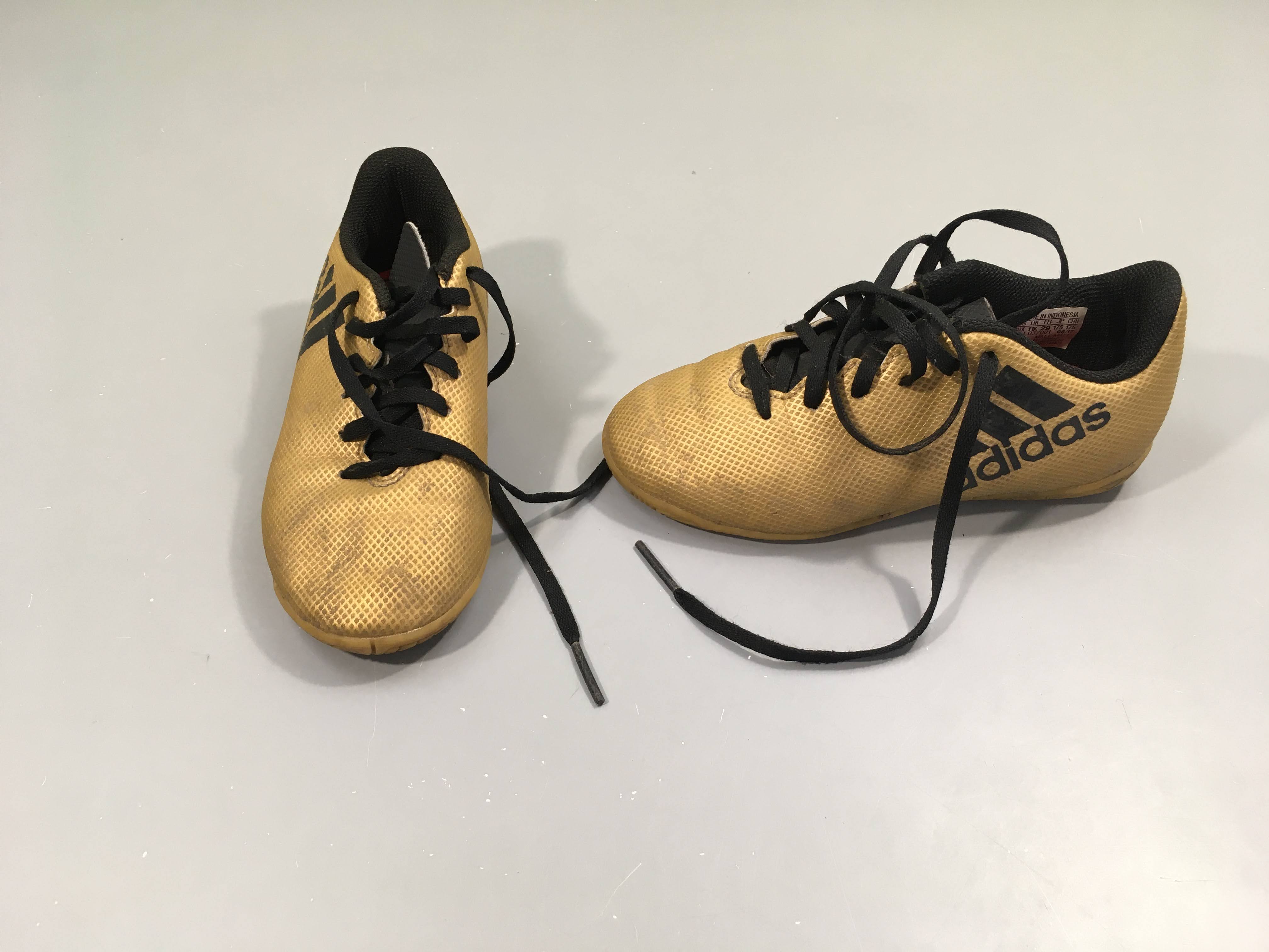 Baskets de foot dorée Adidas