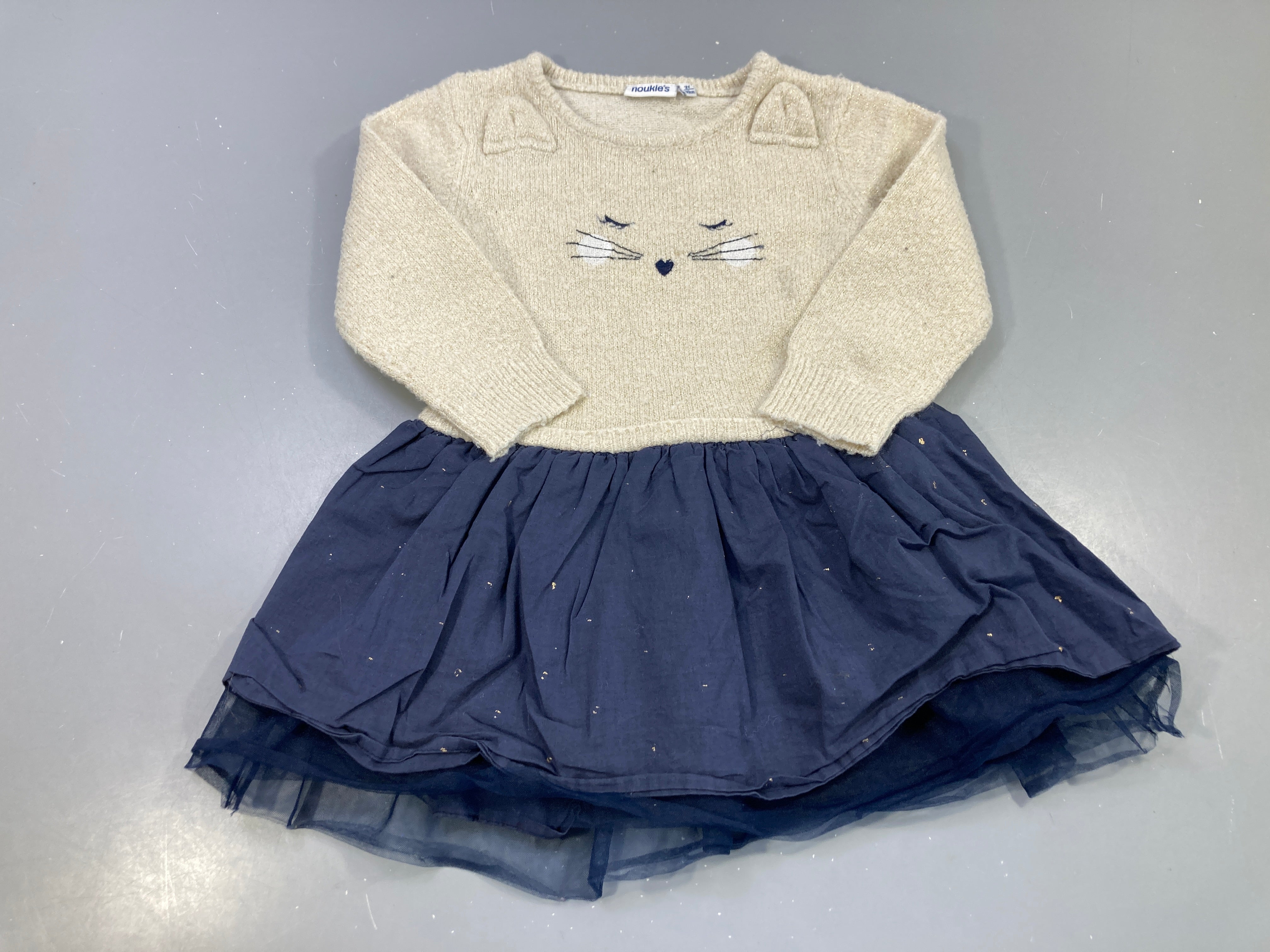 Robe m.l beige pull (bouloche) pailleté chat, jupe bleu marine tulle pois dorés