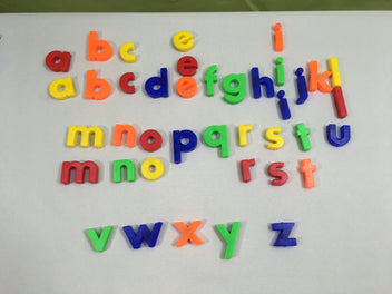 Lettres magnétiques alphabet rouges-bleus-vertes-jeunes-oranges