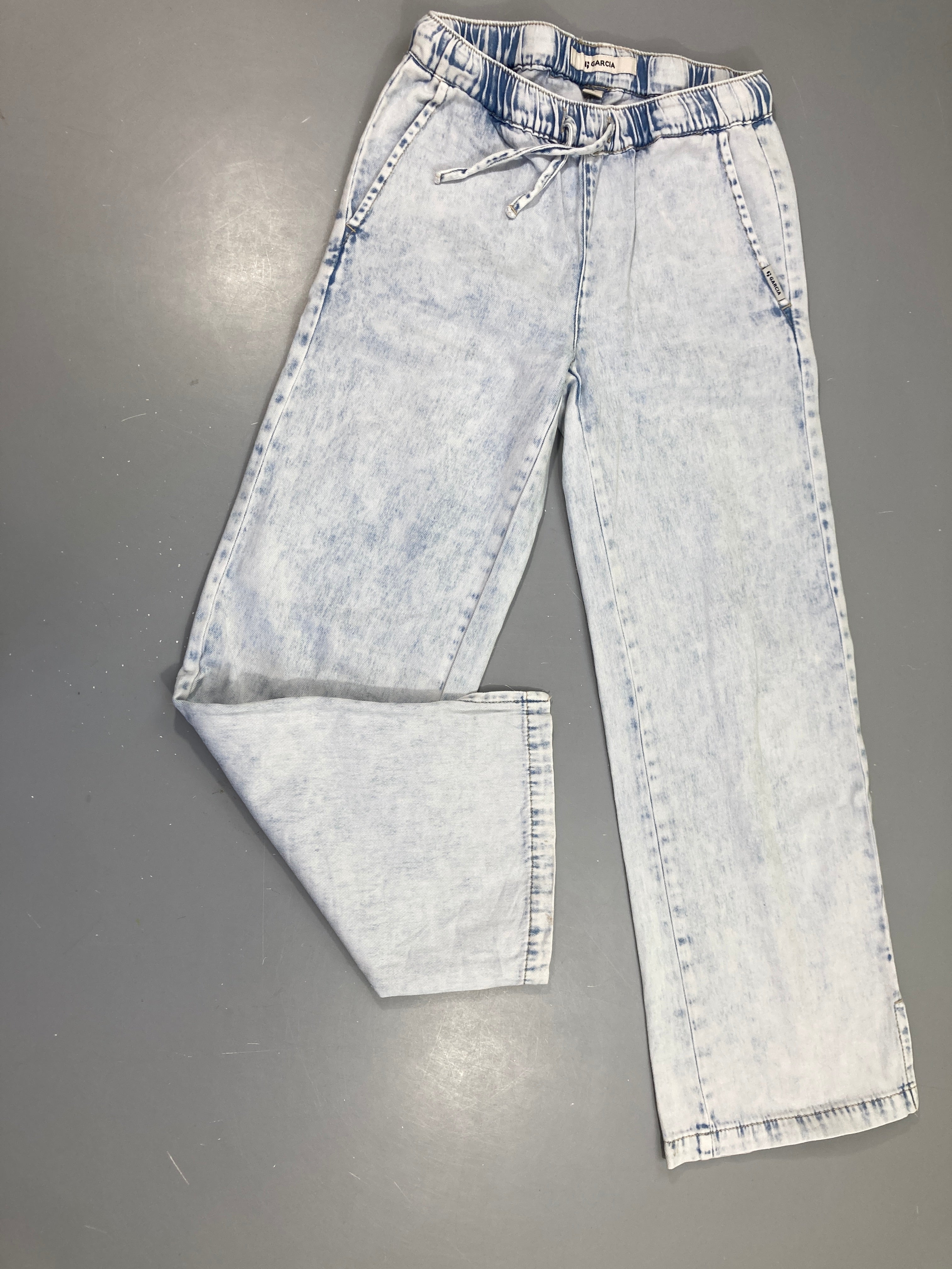 Pantalon denim clair large, taché dans le bas