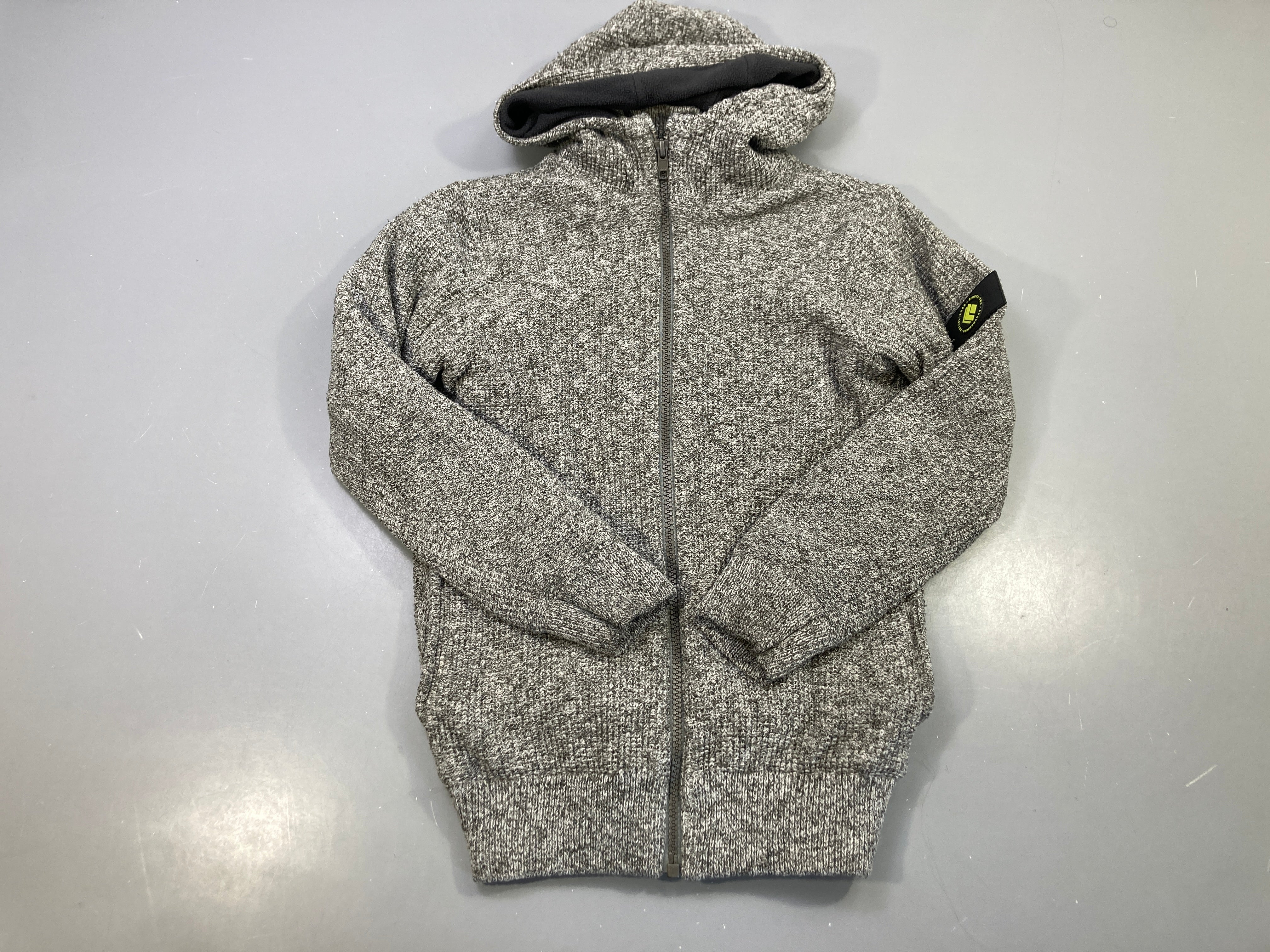 Gilet maille gris chiné zippé capuche doublée polaire