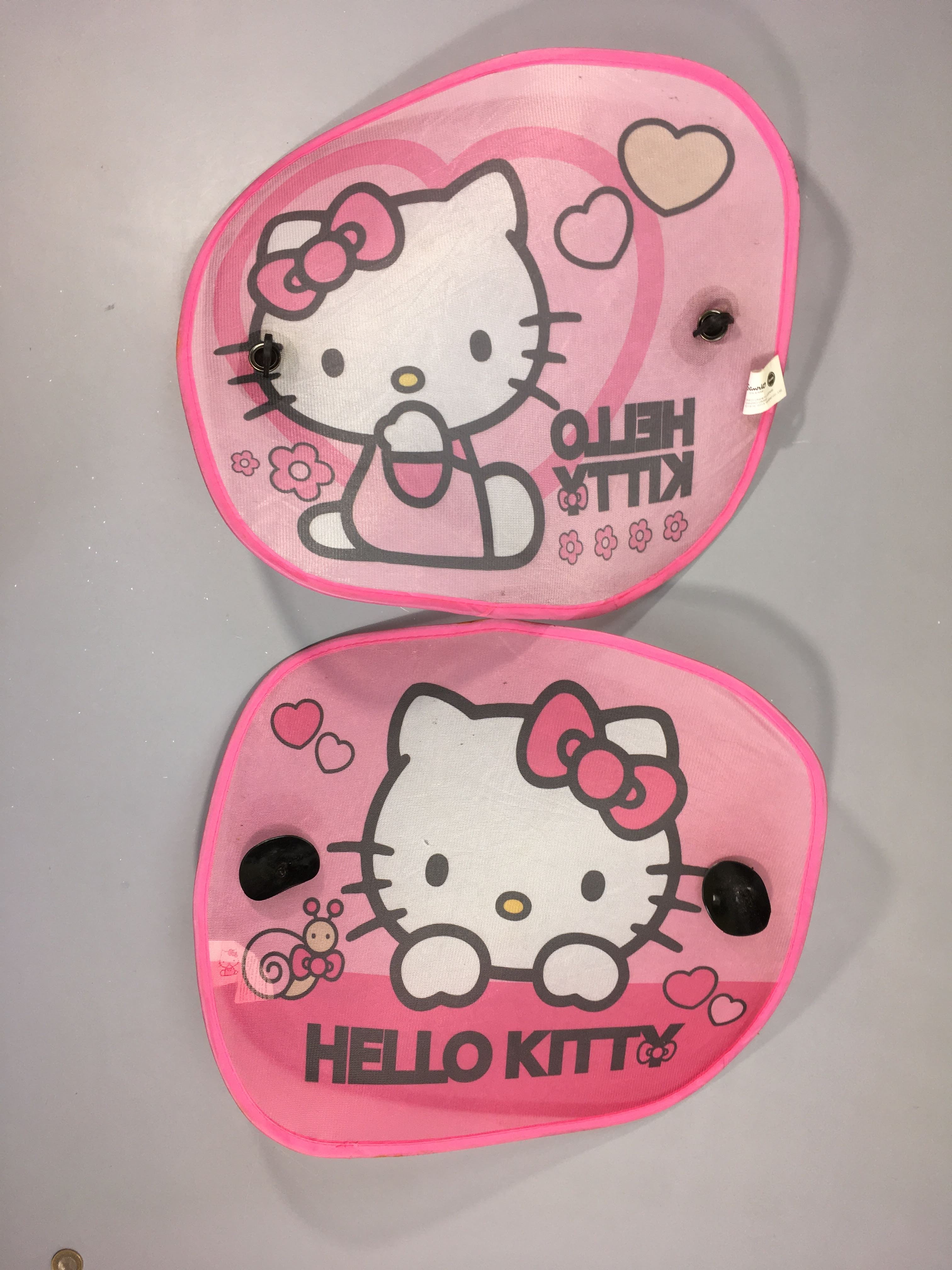 2 pare-soleil à ventouses, rose Hello Kitty, un des deux avec petits trous