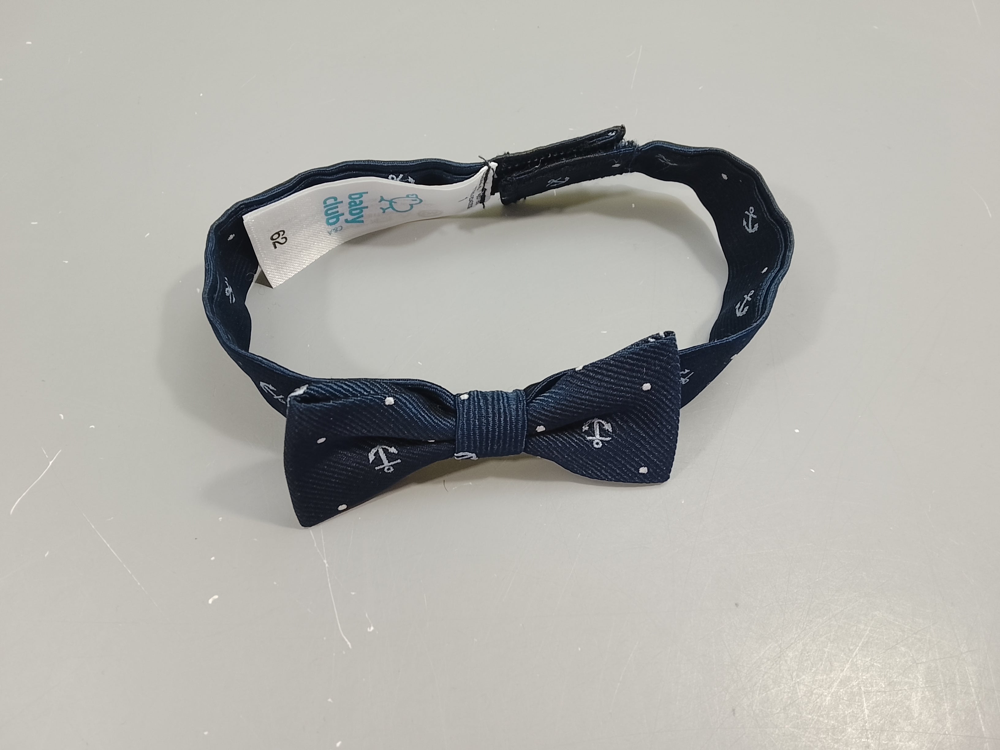 Noeud papillon bleu marine, ancres blancs