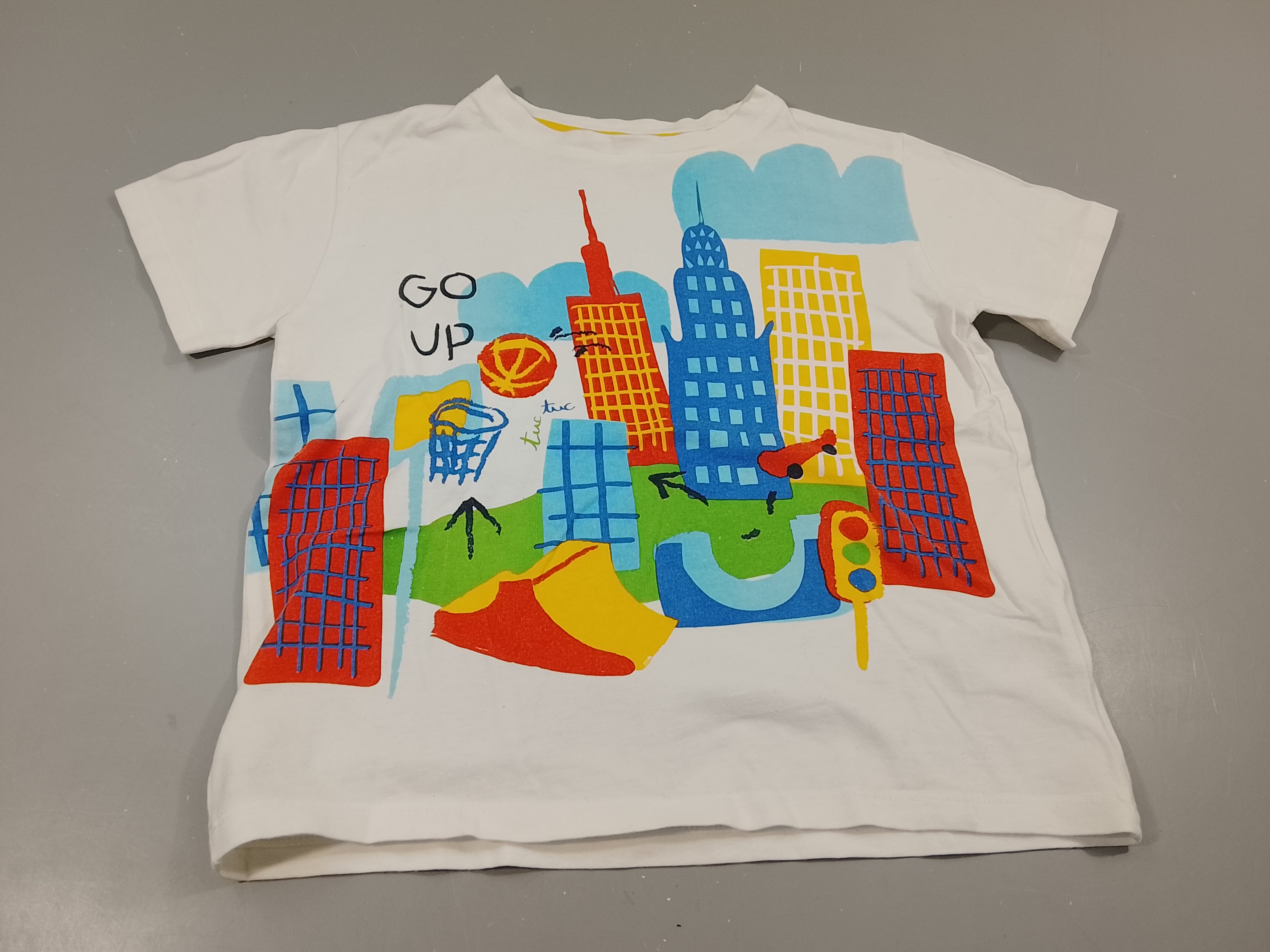 T-shirt m.c blanc , paysage ur.bain coloré
