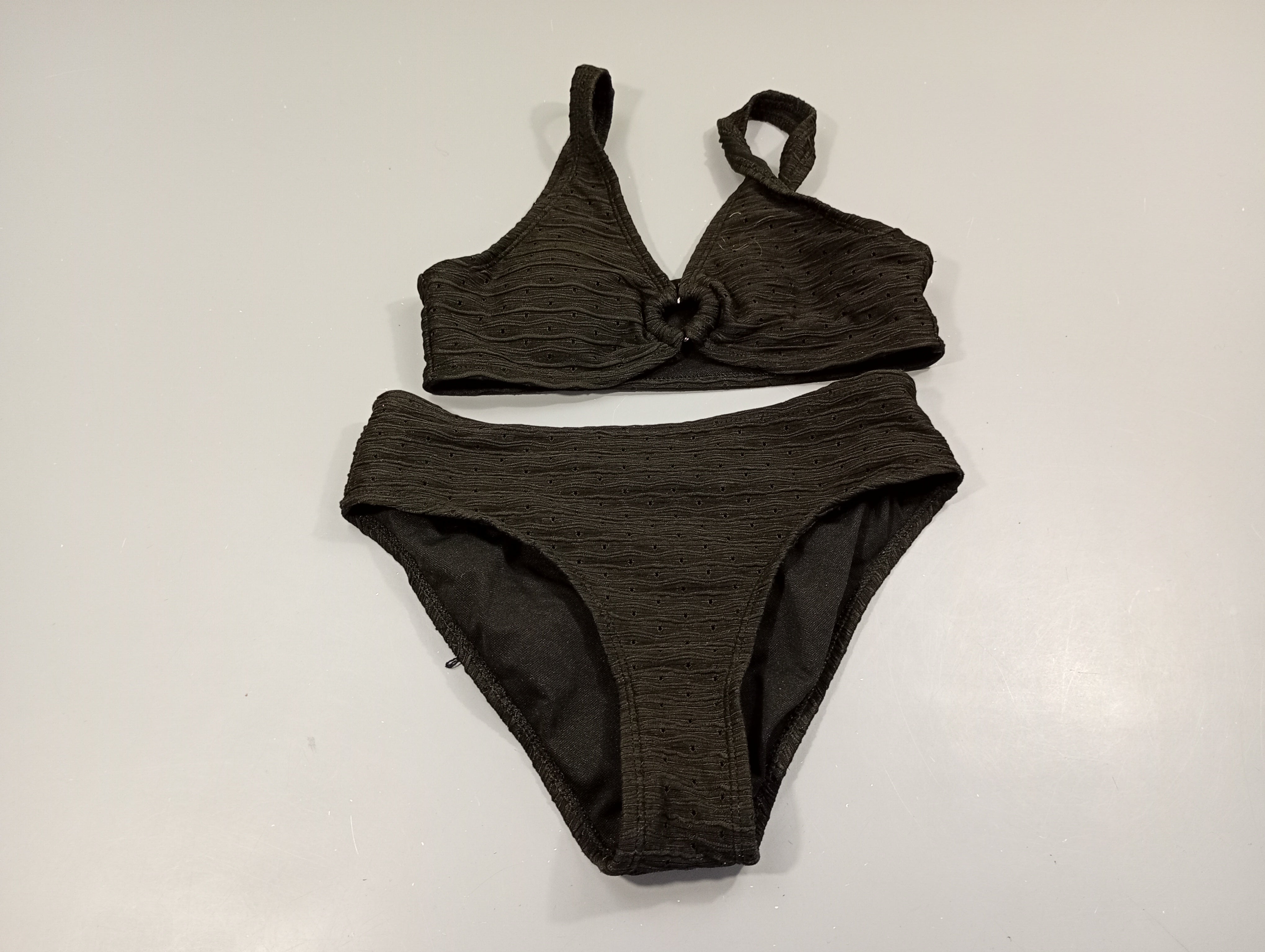 Bikini noir texturé, pas de taille indiquée, estimée 12a