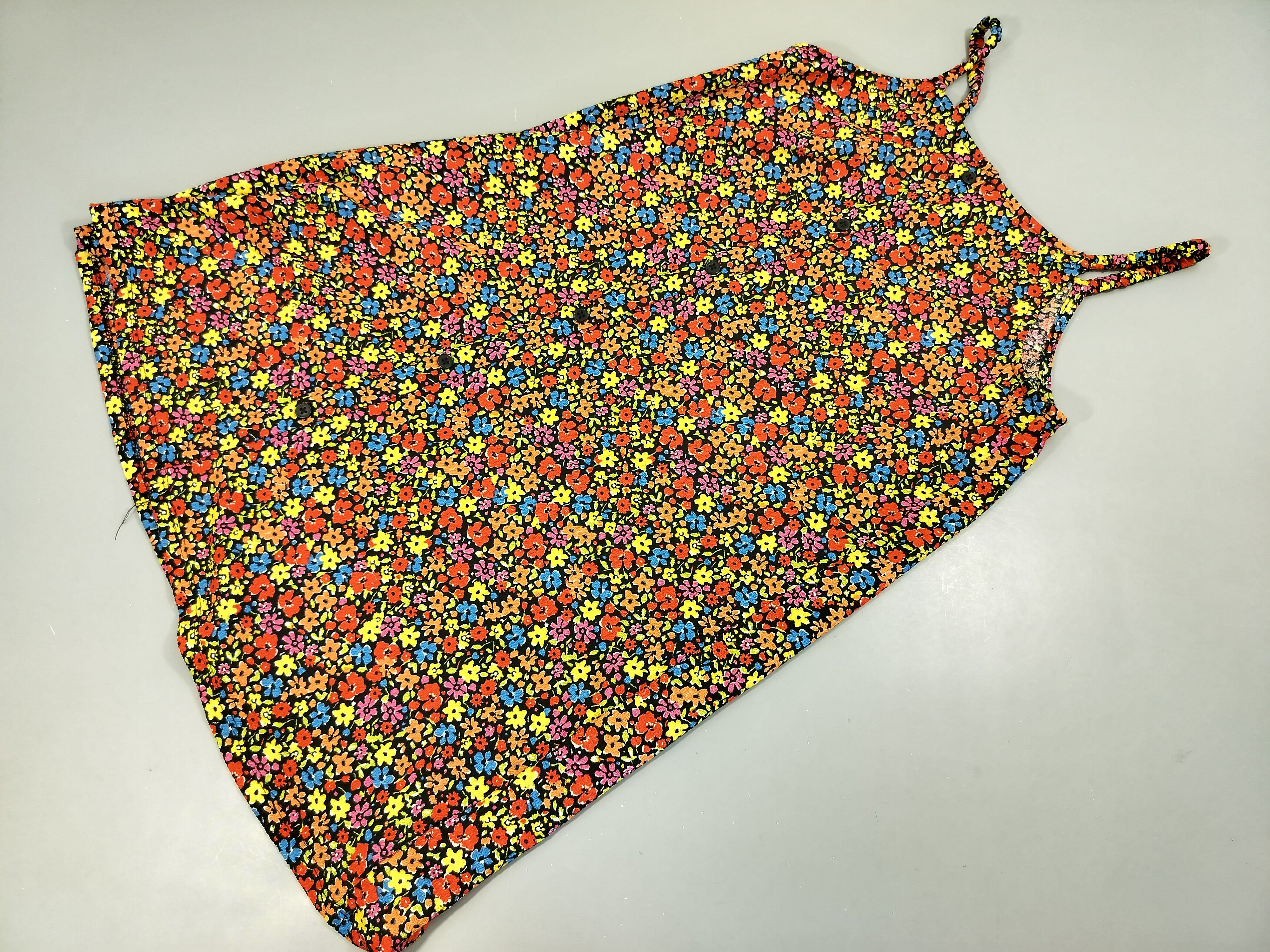 Robe à bretelle noire à motifs fleurs colorées