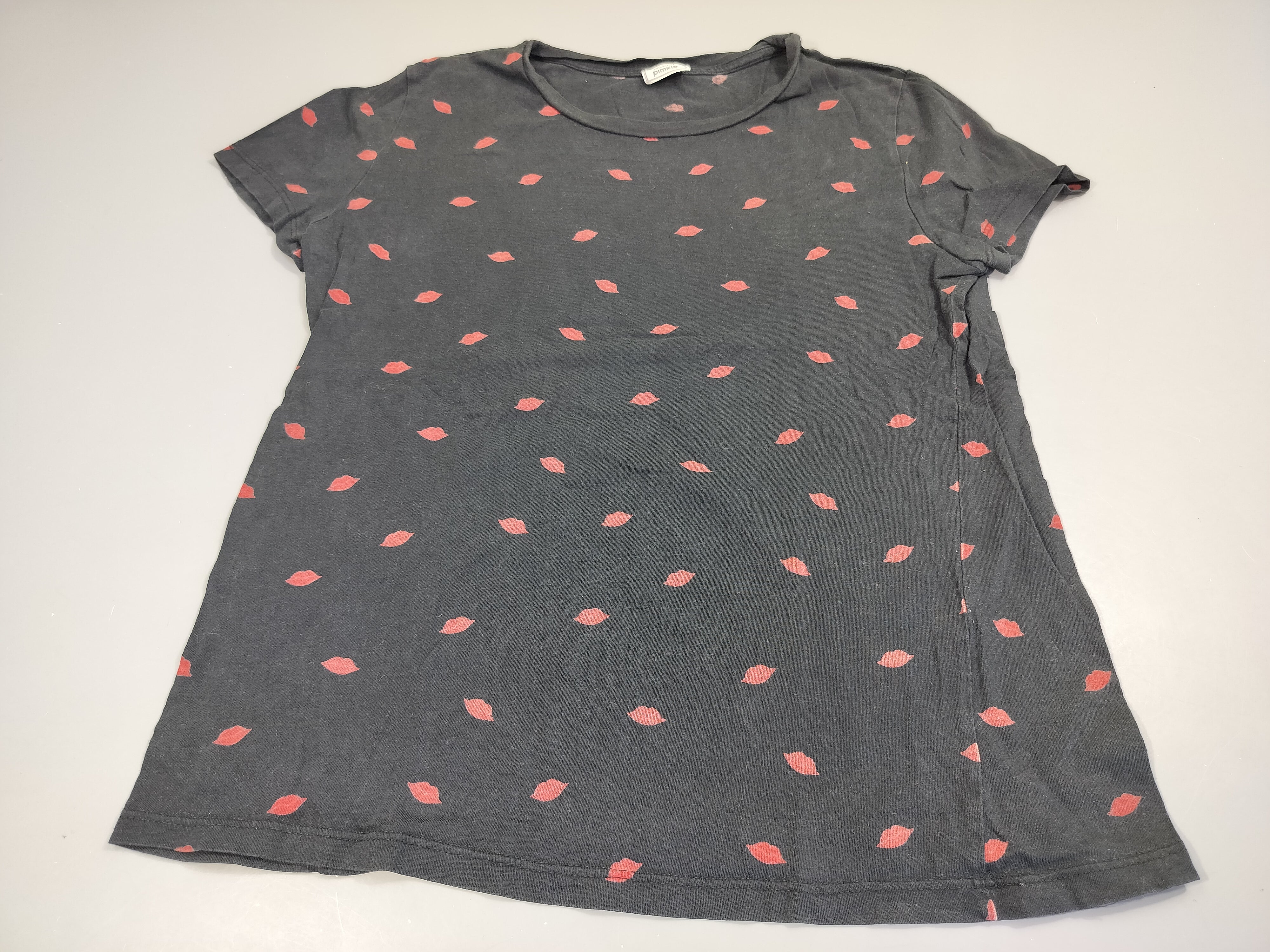 T-shirt m.c noir, motifs bouches . Pas de taille indiquée, estimée M Pimkie