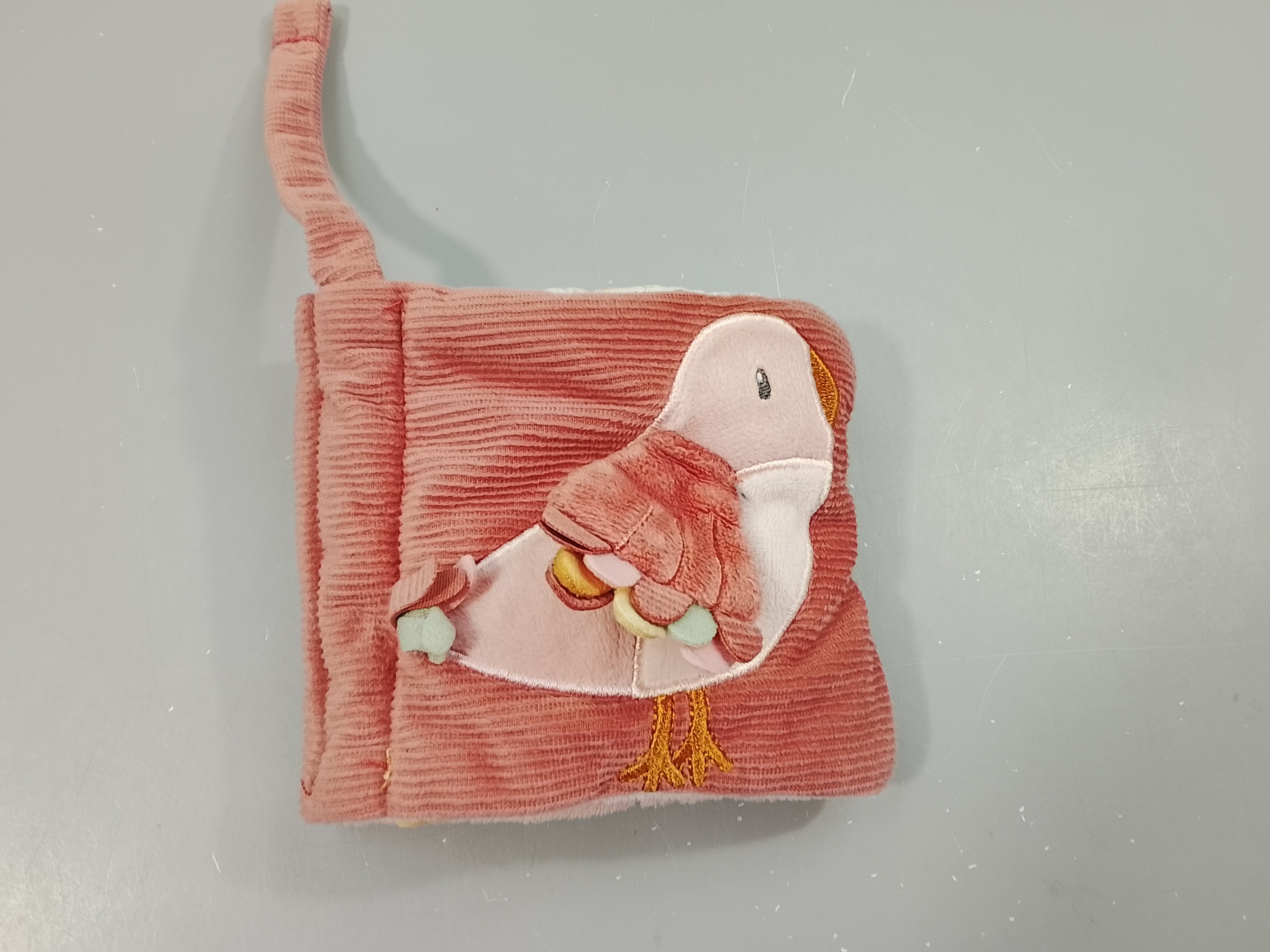 Livre d'activités en tissus vieux rose, oiseau en relief Little  Dutch