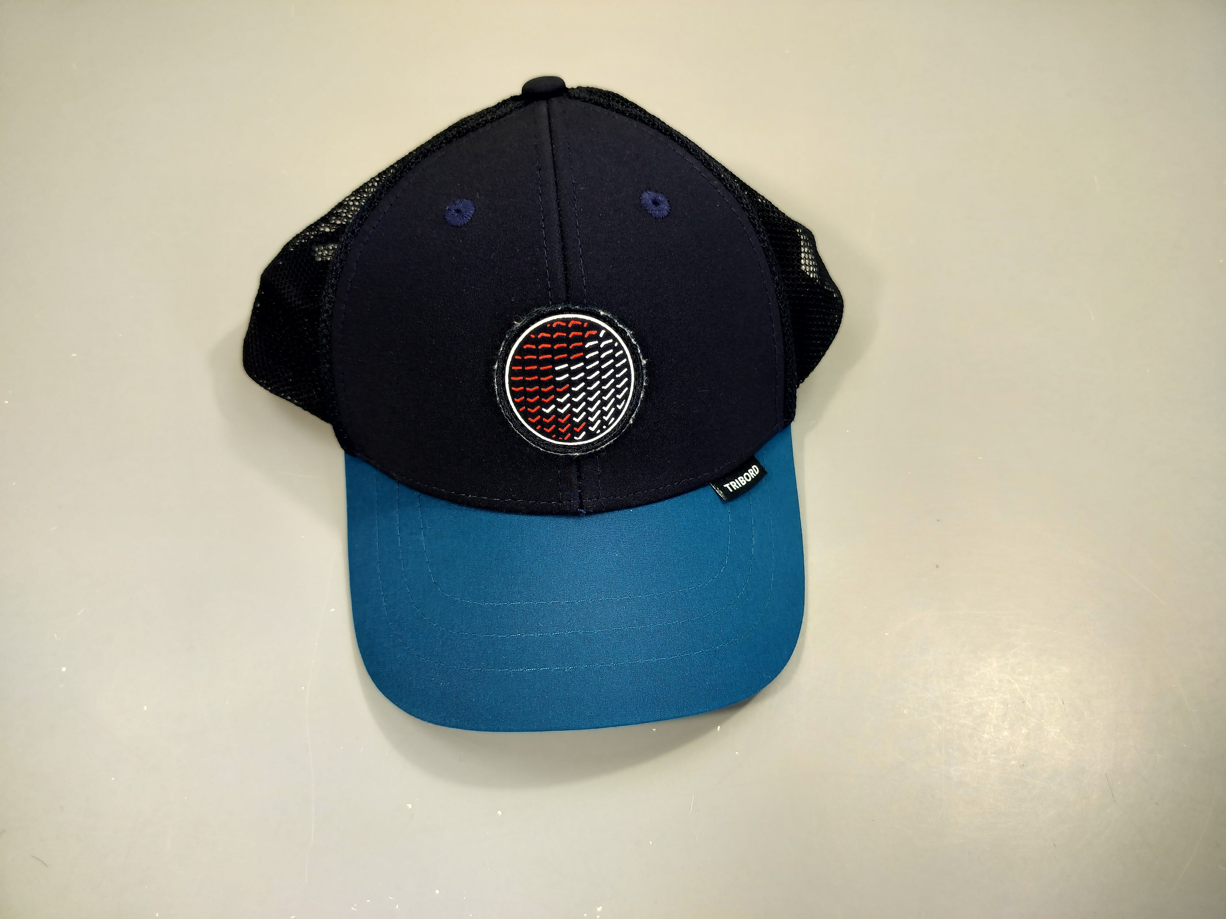 Casquette noir et bleu. Tribord