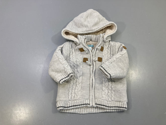 Gilet maille torsadée gris clair zippé, capuche doublée sherpa, attaches duffle-coat, moins cher chez Petit Kiwi