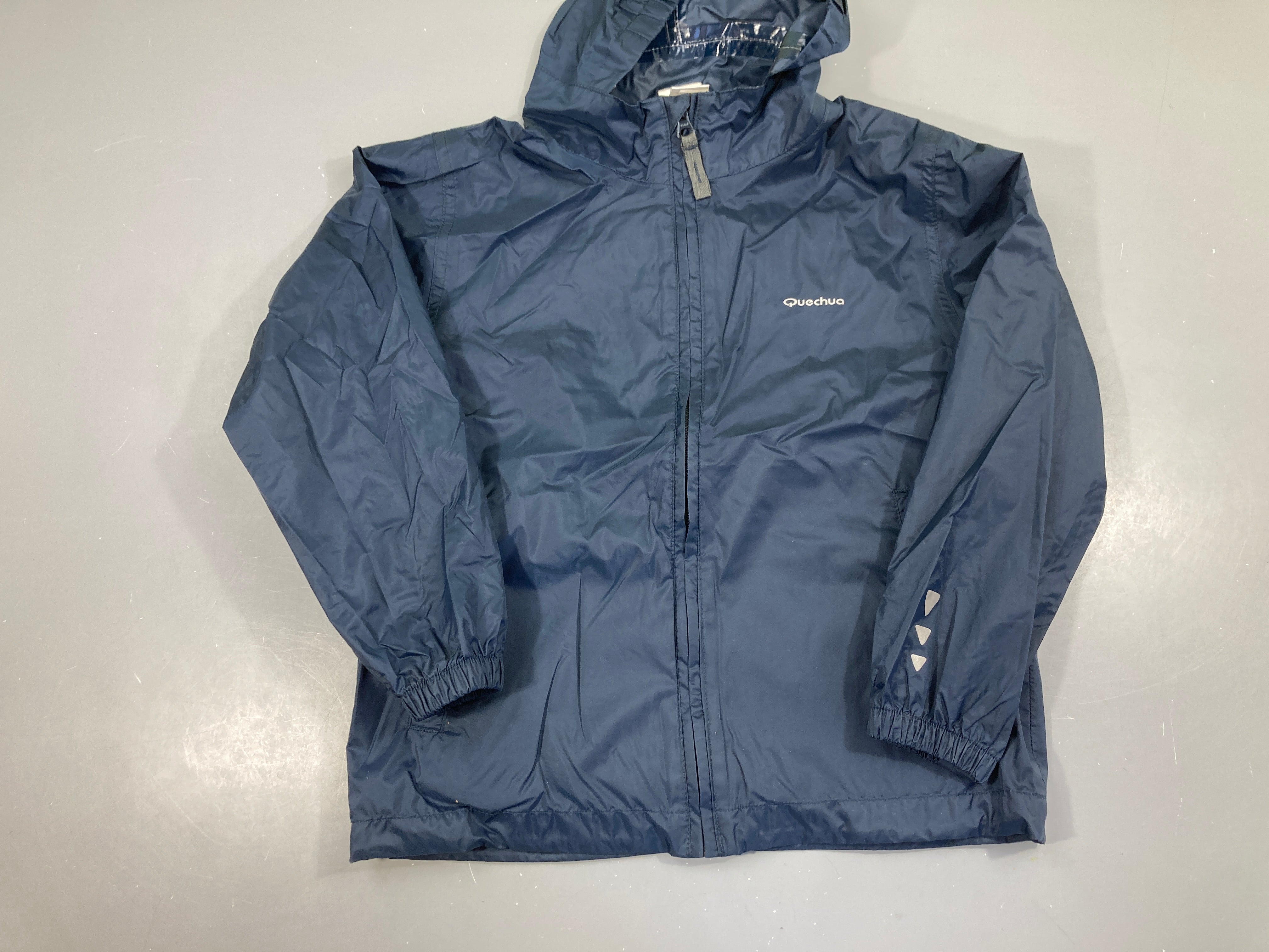 Veste zippée style k-way bleu foncé à capuche