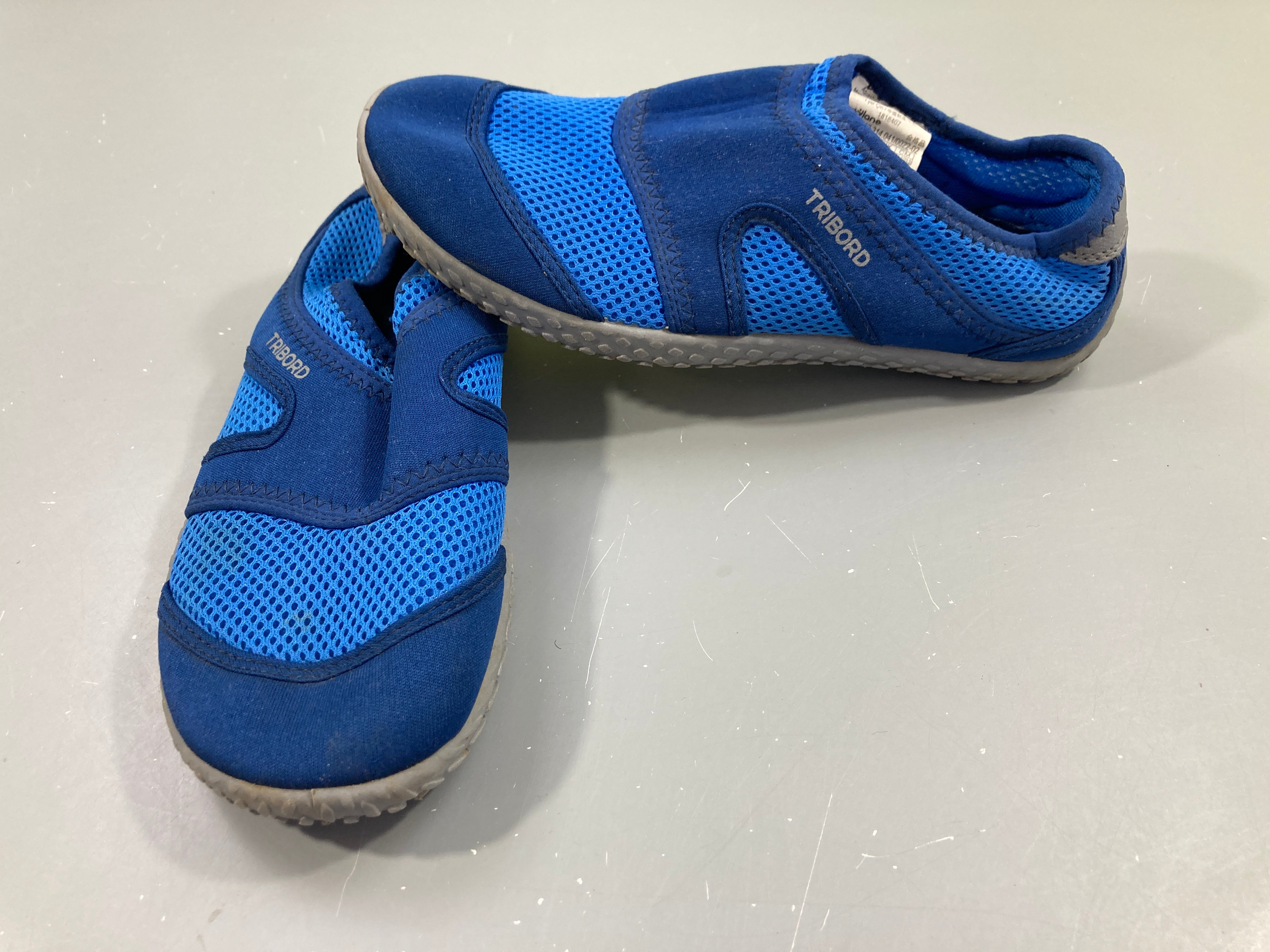 Sandales fermées bleu/bleu marine Cross, taille estimée 34-35