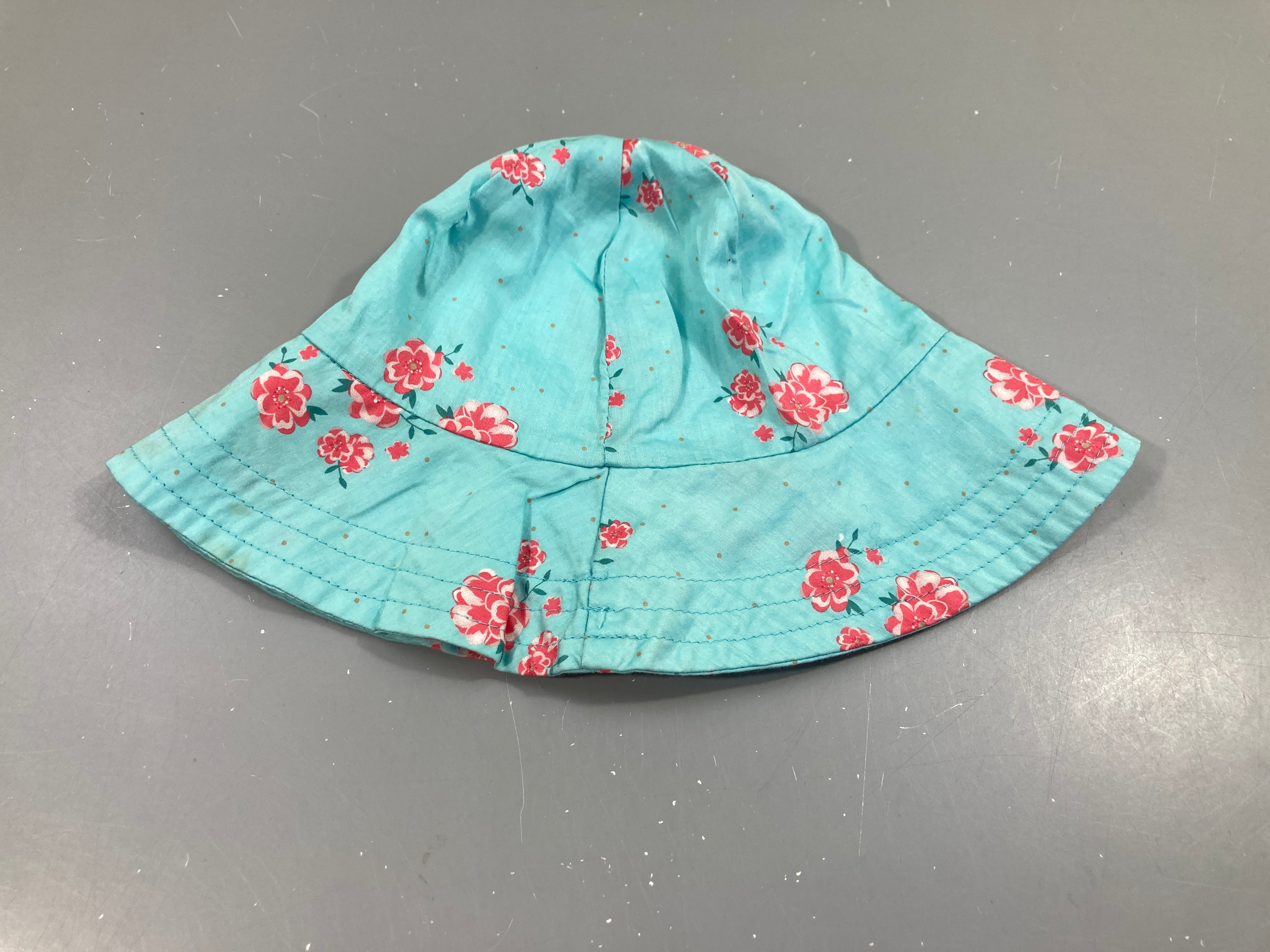 Chapeau bleu fleurs